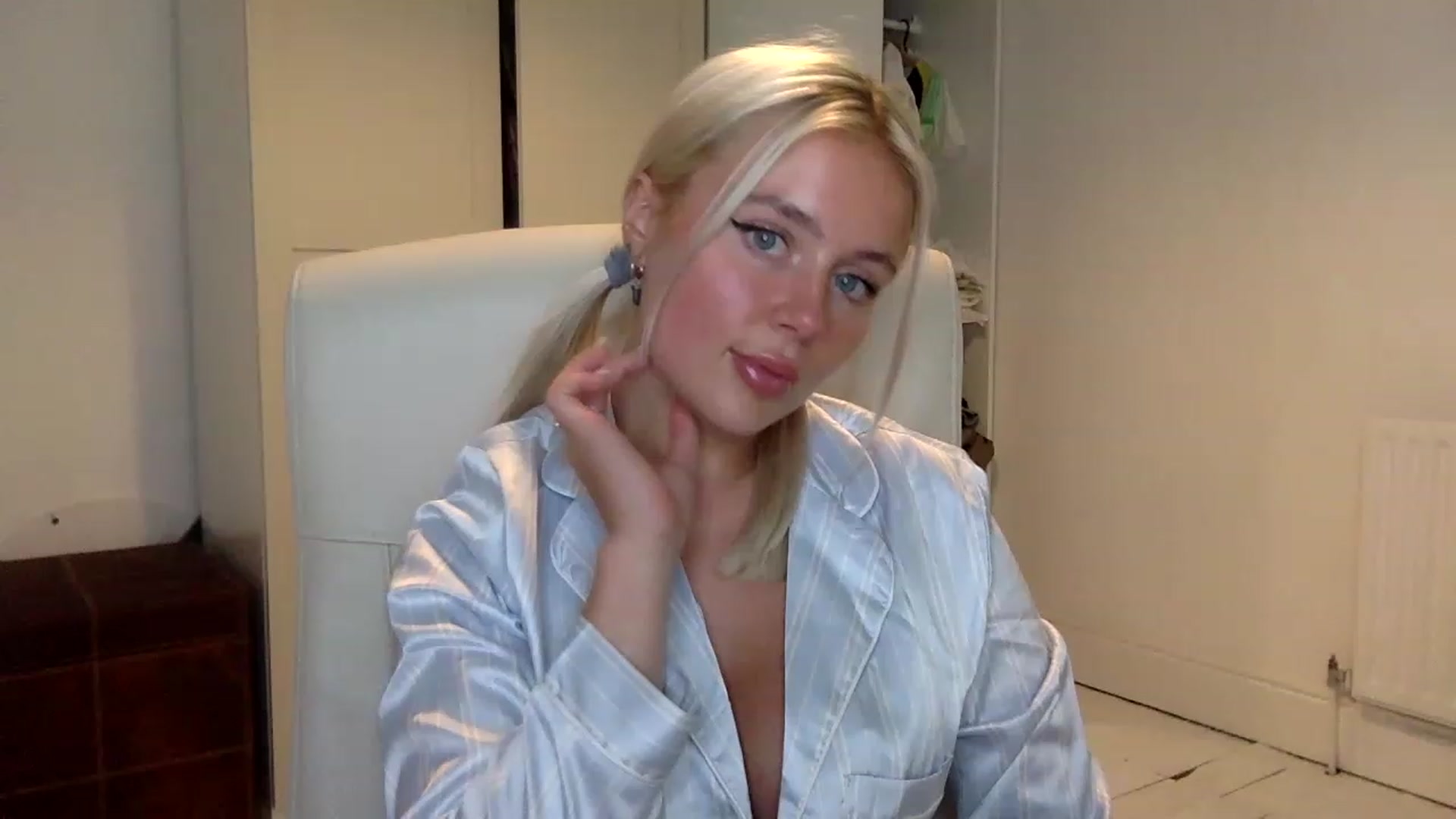 Gallery image thumbnail from BeaSaitou's myfreecams stream on, 01/18/2023, 22:14 image 11 of 20