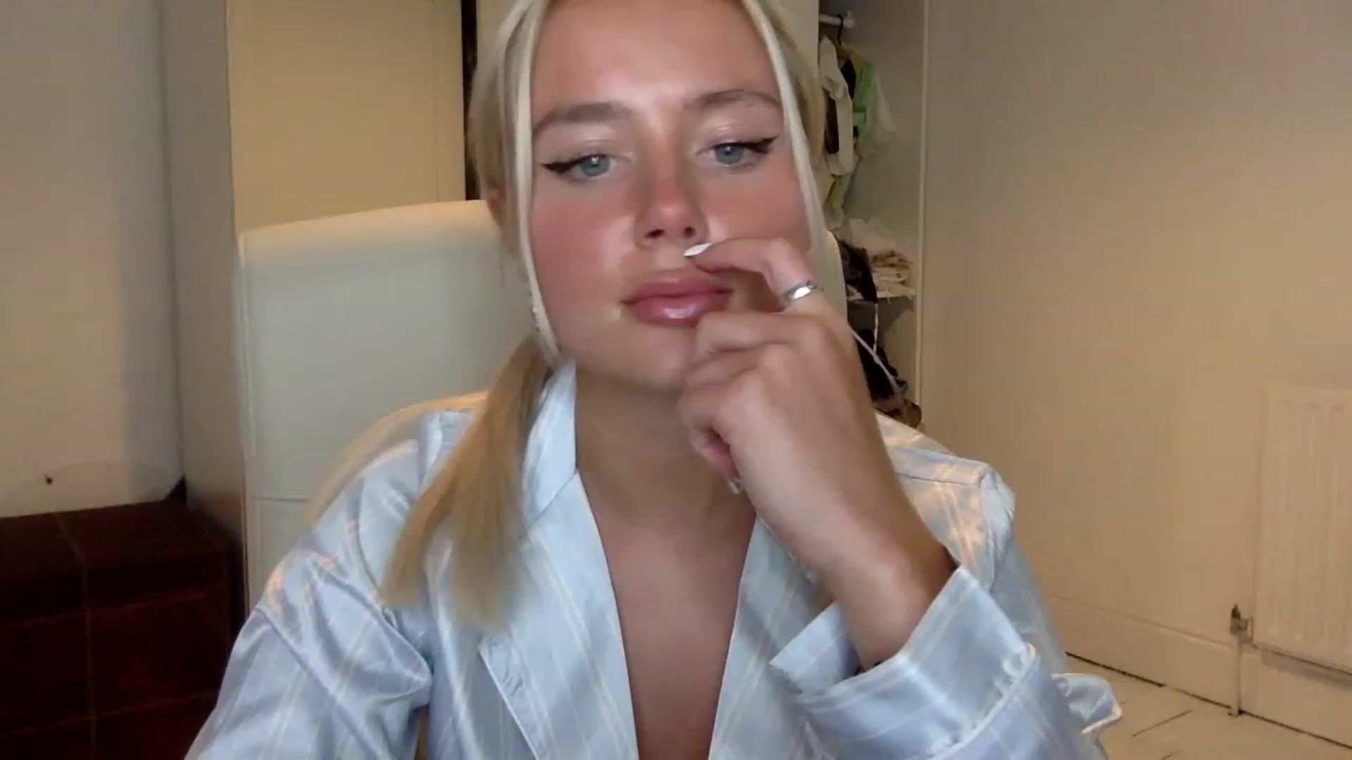 Gallery image thumbnail from BeaSaitou's myfreecams stream on, 01/18/2023, 22:14 image 18 of 20