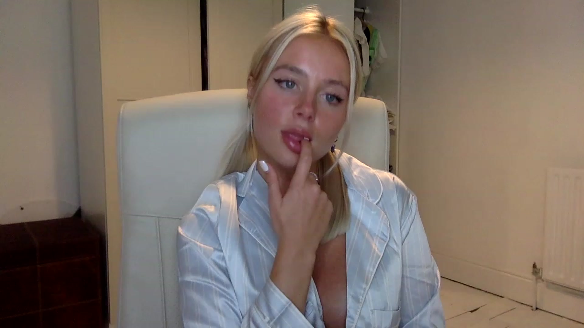 Gallery image thumbnail from BeaSaitou's myfreecams stream on, 01/18/2023, 22:14 image 9 of 20