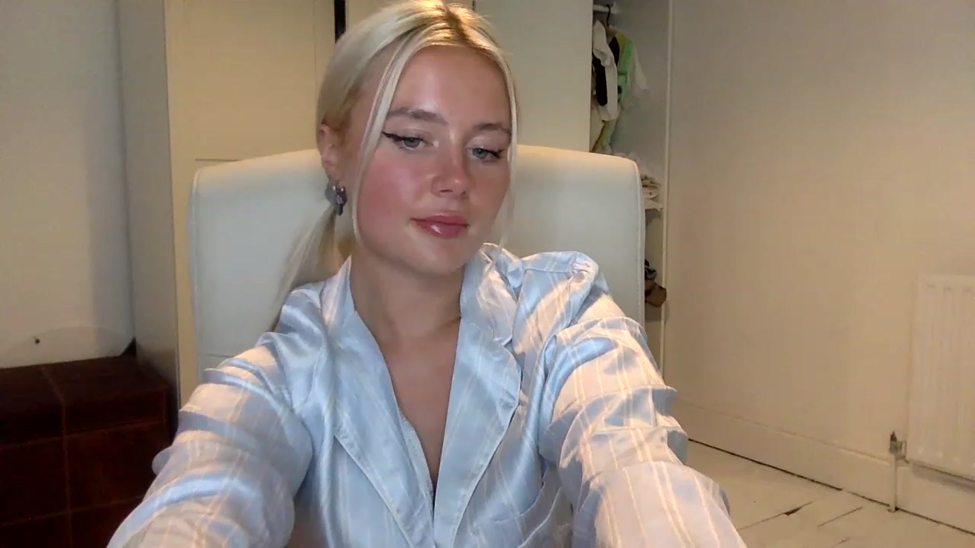 Gallery image thumbnail from BeaSaitou's myfreecams stream on, 01/18/2023, 22:14 image 12 of 20