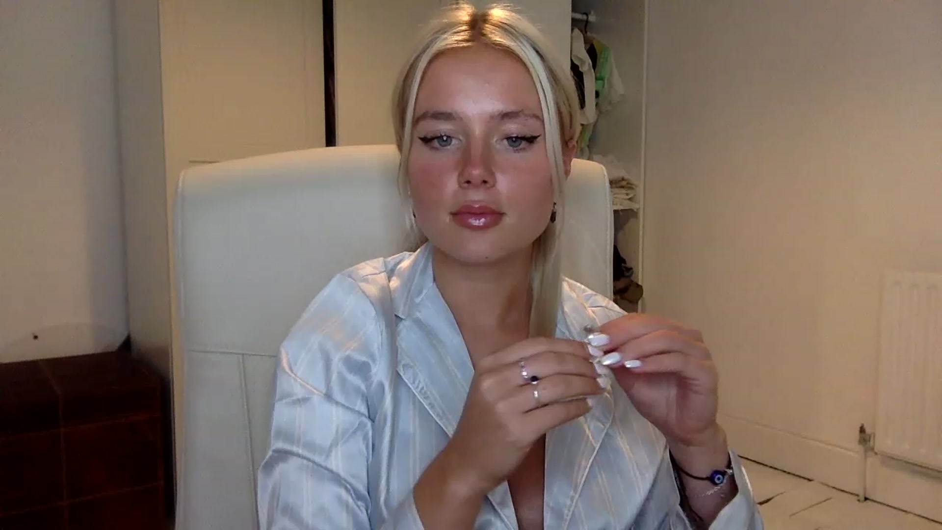 Gallery image thumbnail from BeaSaitou's myfreecams stream on, 01/18/2023, 22:14 image 10 of 20