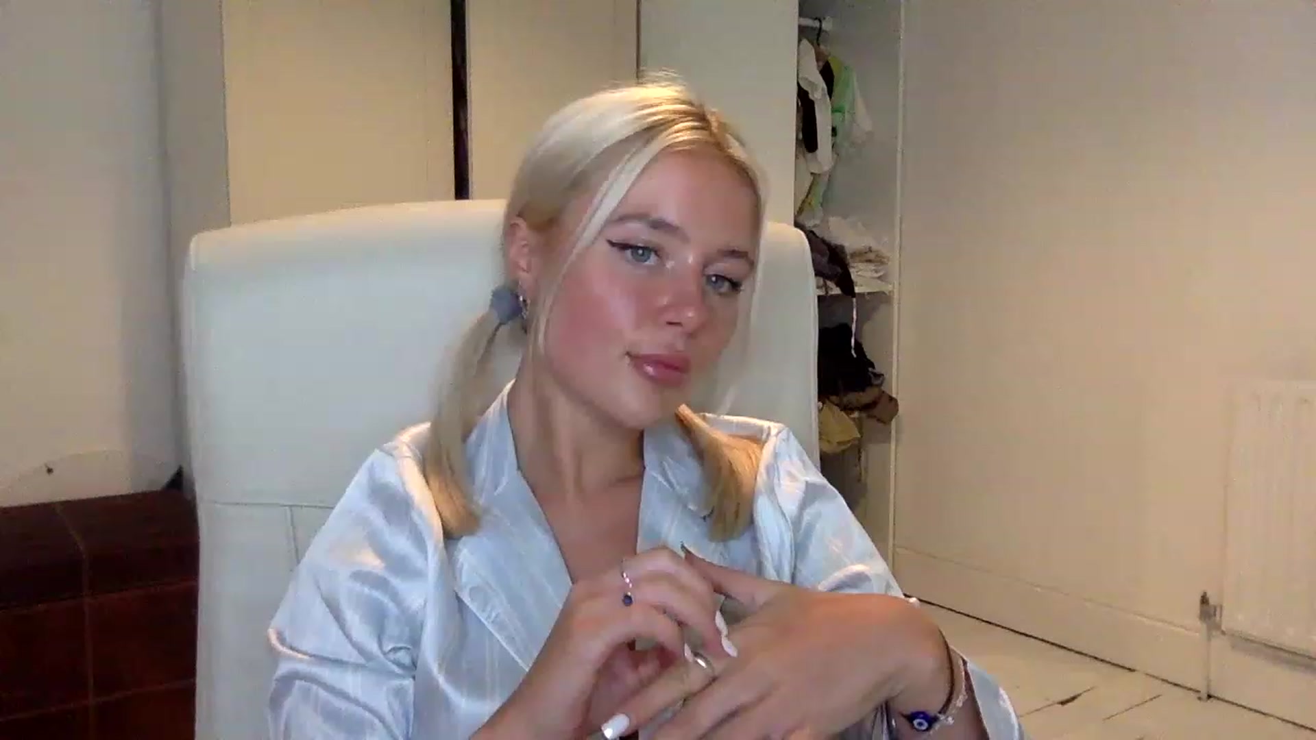 Gallery image thumbnail from BeaSaitou's myfreecams stream on, 01/18/2023, 22:14 image 6 of 20