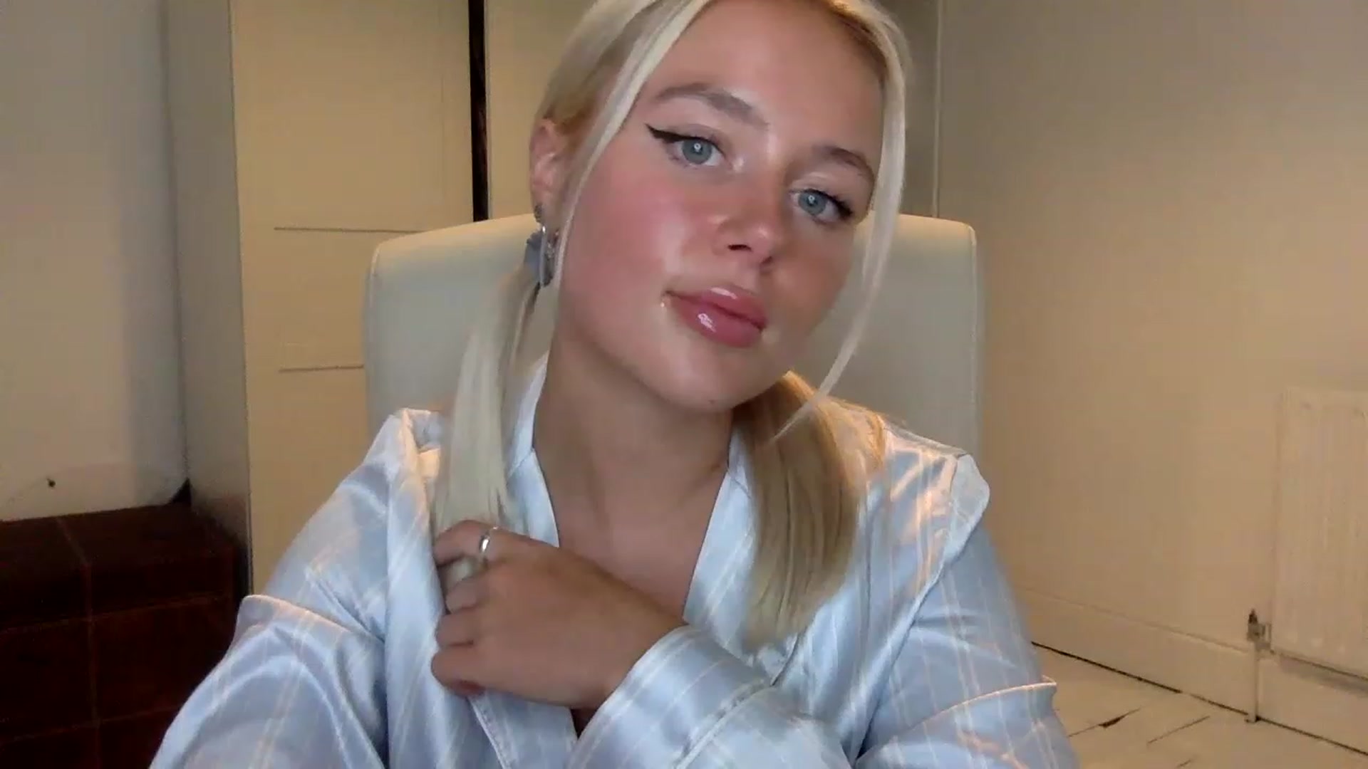 Gallery image thumbnail from BeaSaitou's myfreecams stream on, 01/18/2023, 22:14 image 15 of 20