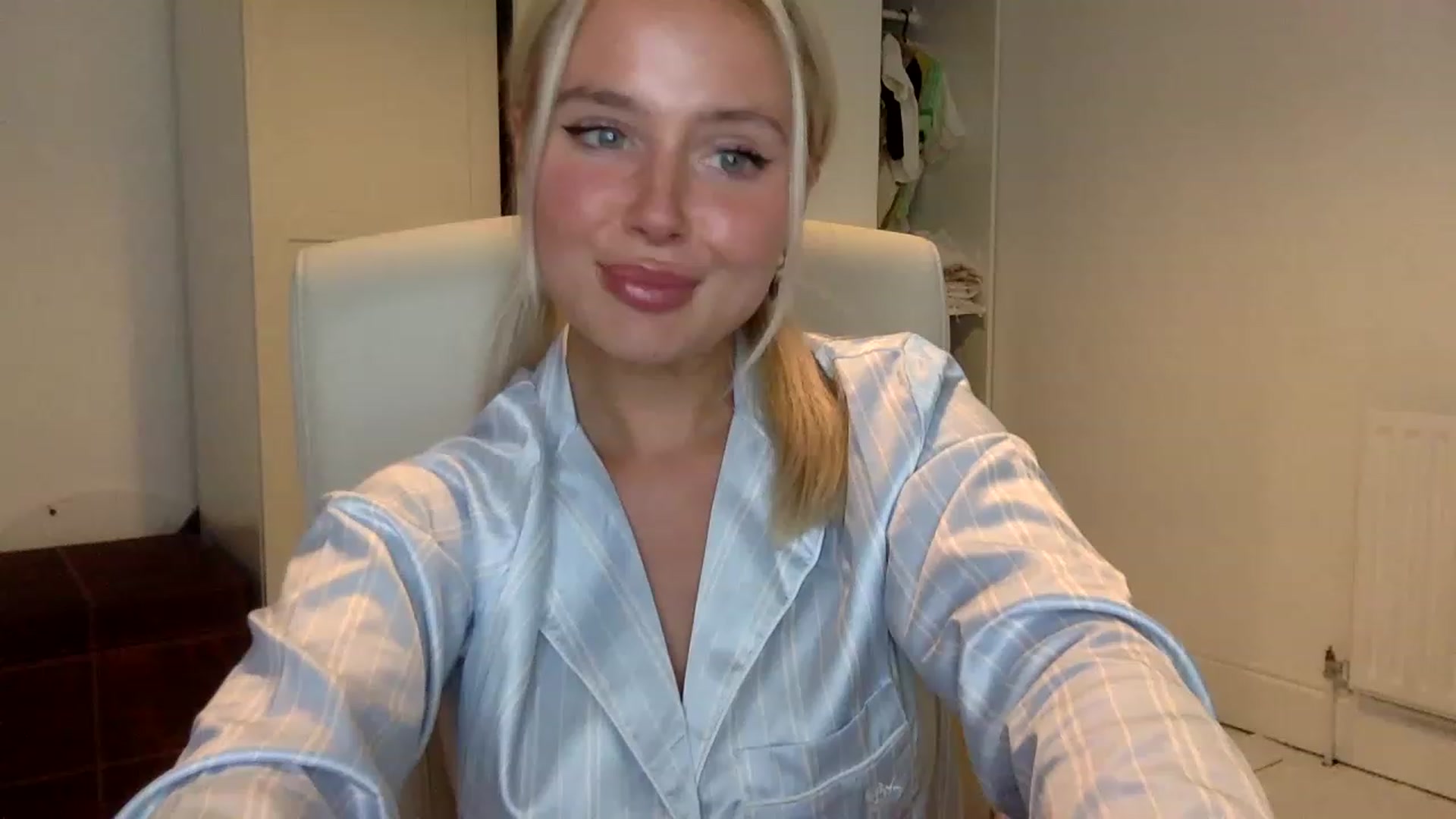 Gallery image thumbnail from BeaSaitou's myfreecams stream on, 01/18/2023, 22:14 image 17 of 20