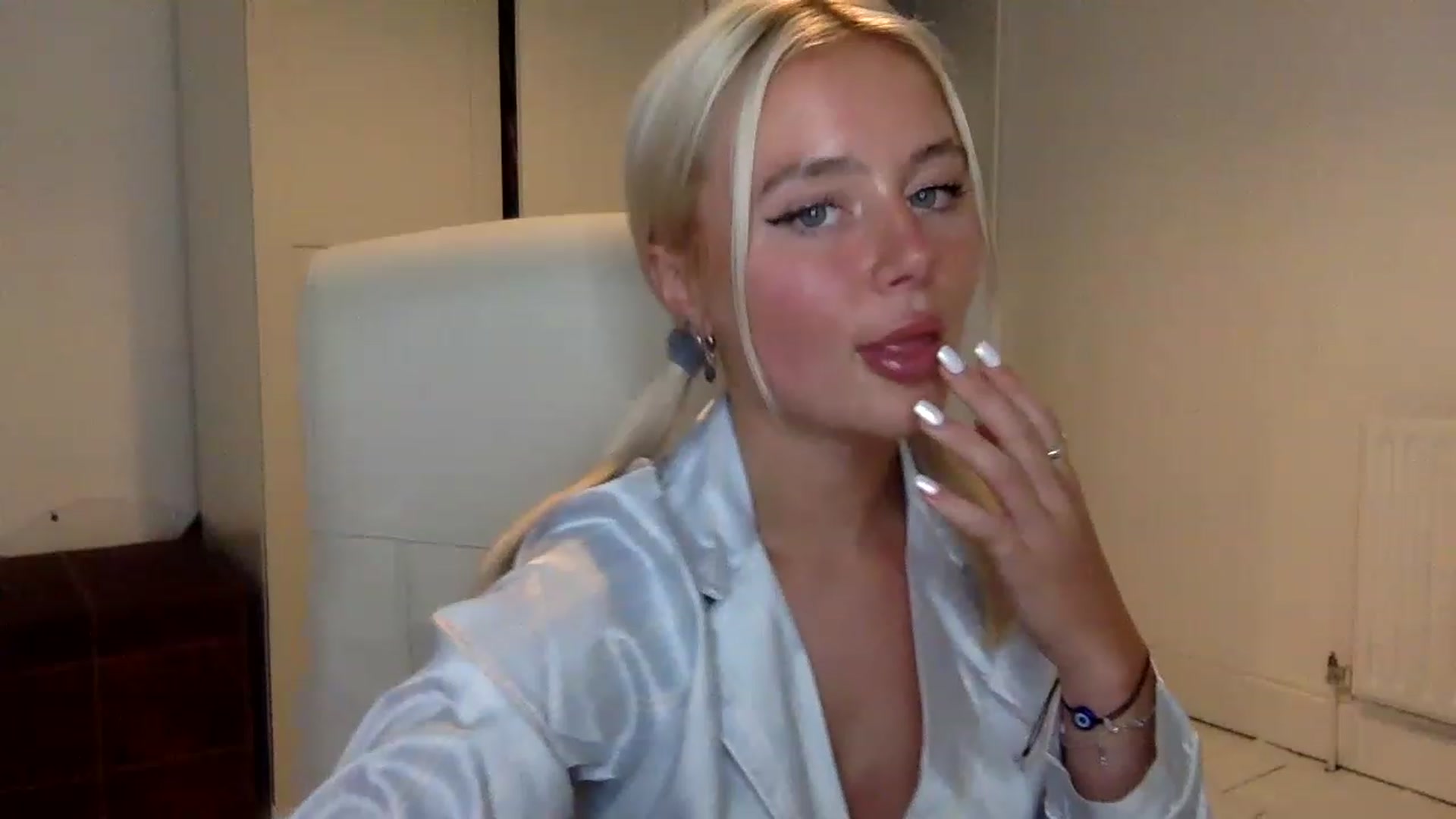 Gallery image thumbnail from BeaSaitou's myfreecams stream on, 01/18/2023, 22:14 image 4 of 20