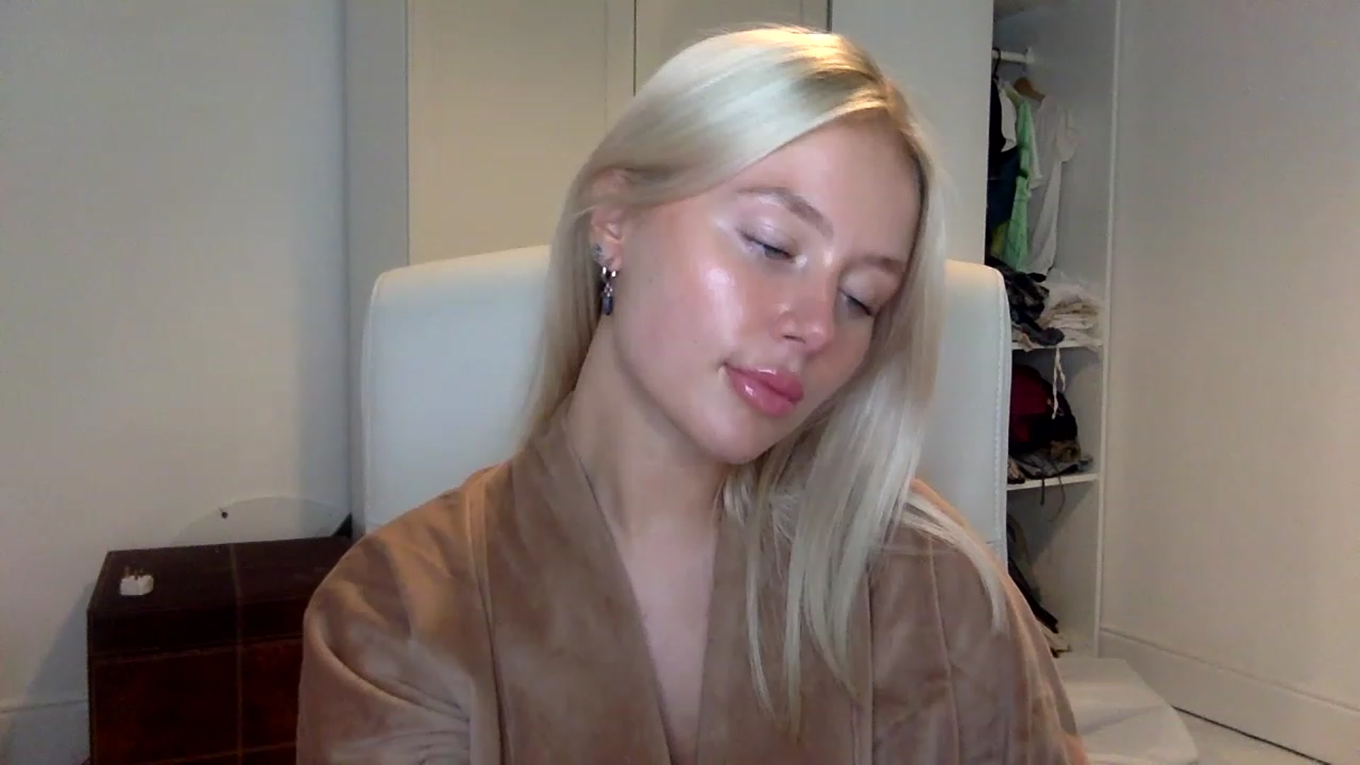 Gallery image thumbnail from BeaSaitou's myfreecams stream on, 01/25/2023, 16:15 image 16 of 20