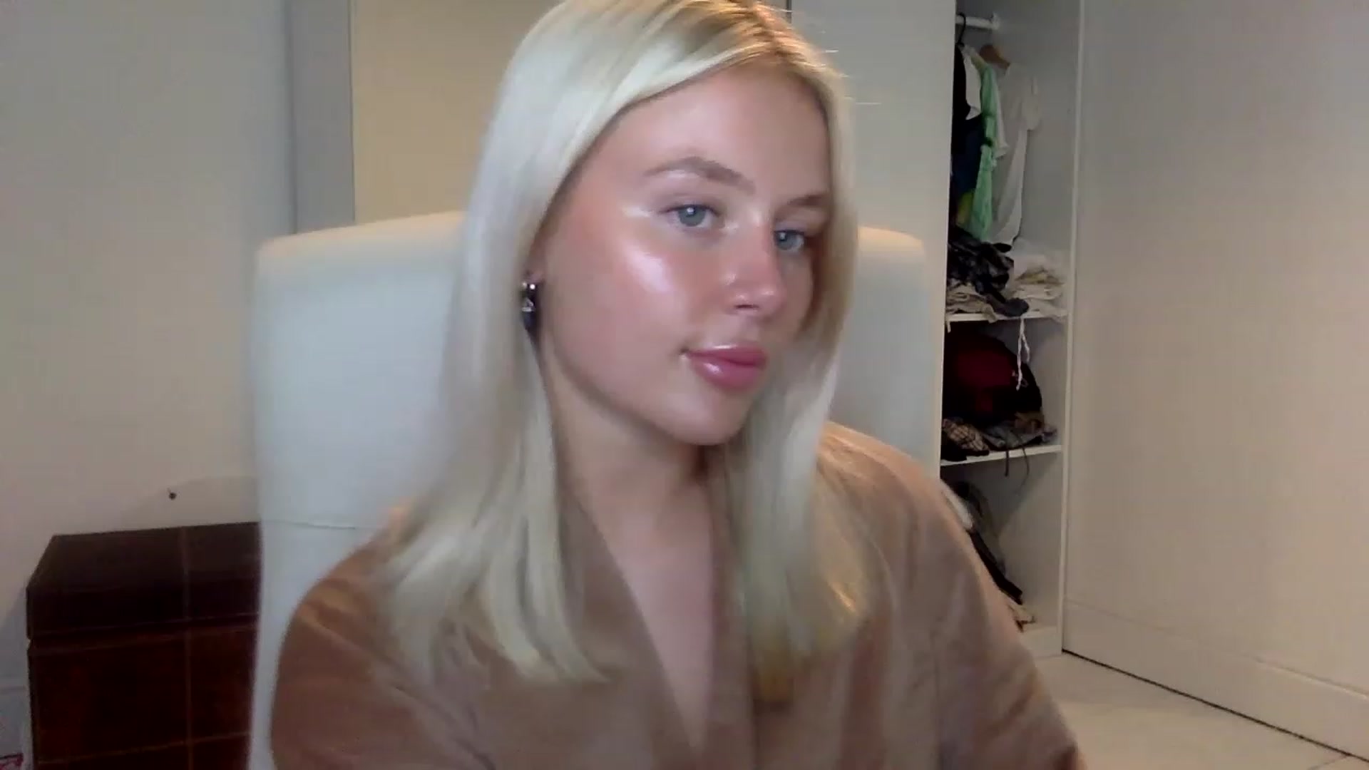 Gallery image thumbnail from BeaSaitou's myfreecams stream on, 01/25/2023, 17:15 image 7 of 20