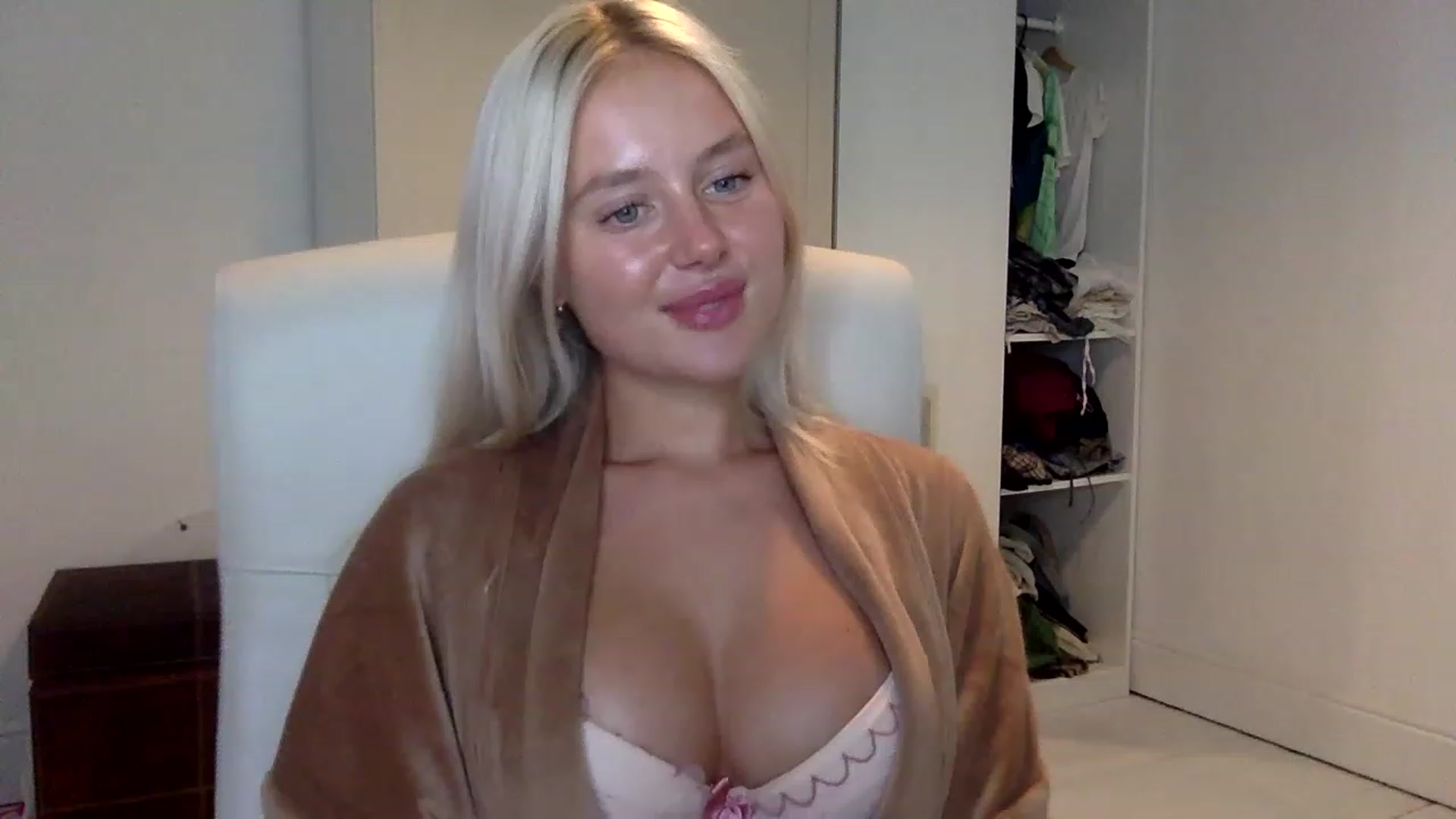 Gallery image thumbnail from BeaSaitou's myfreecams stream on, 01/25/2023, 17:15 image 12 of 20