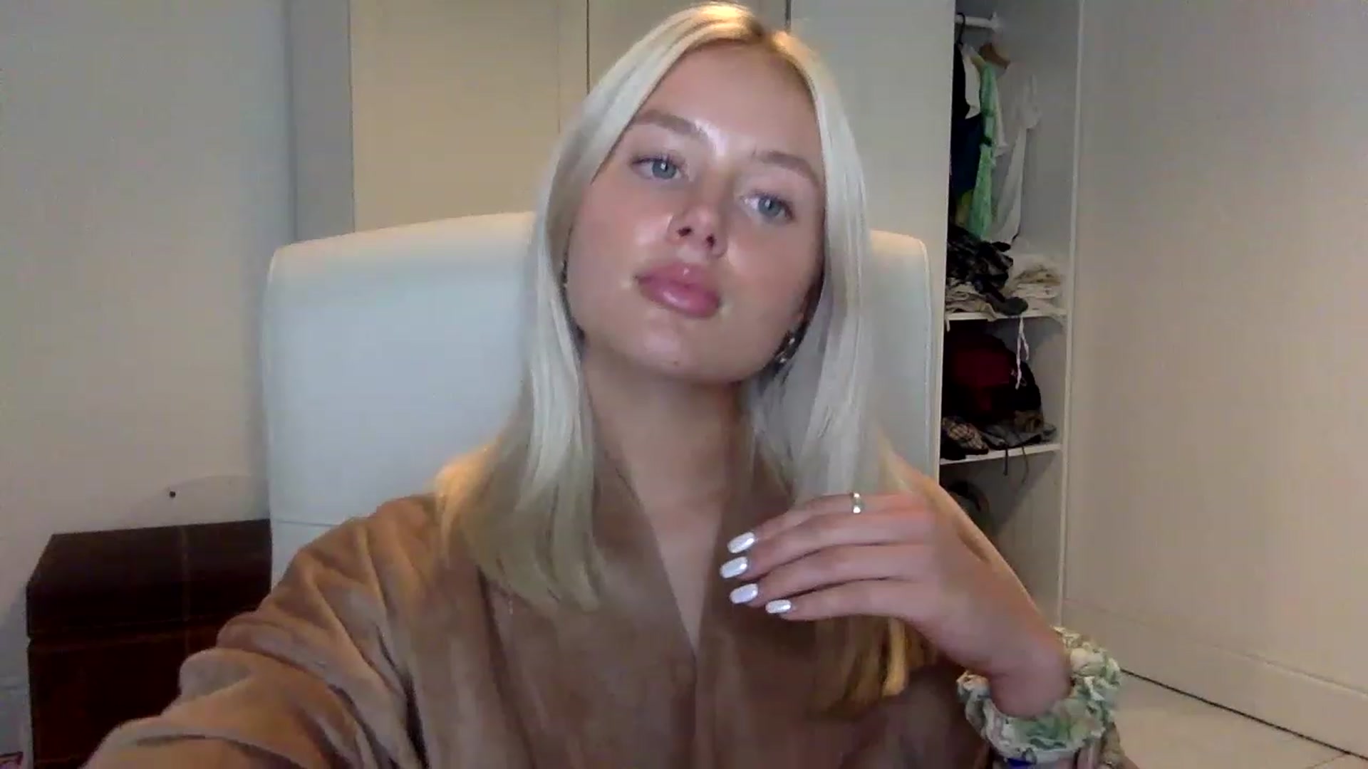 Gallery image thumbnail from BeaSaitou's myfreecams stream on, 01/25/2023, 17:15 image 11 of 20