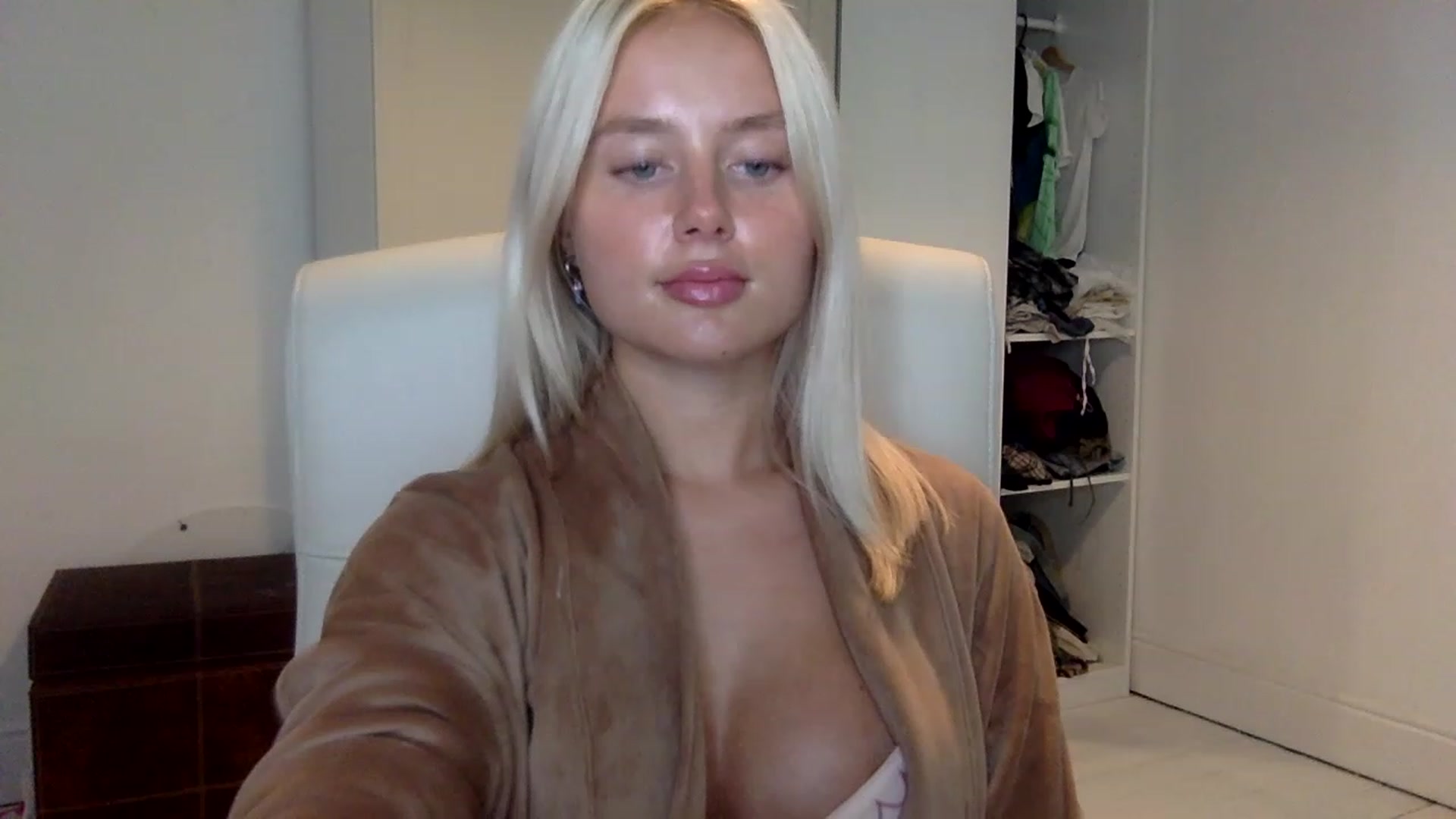 Gallery image thumbnail from BeaSaitou's myfreecams stream on, 01/25/2023, 17:15 image 14 of 20
