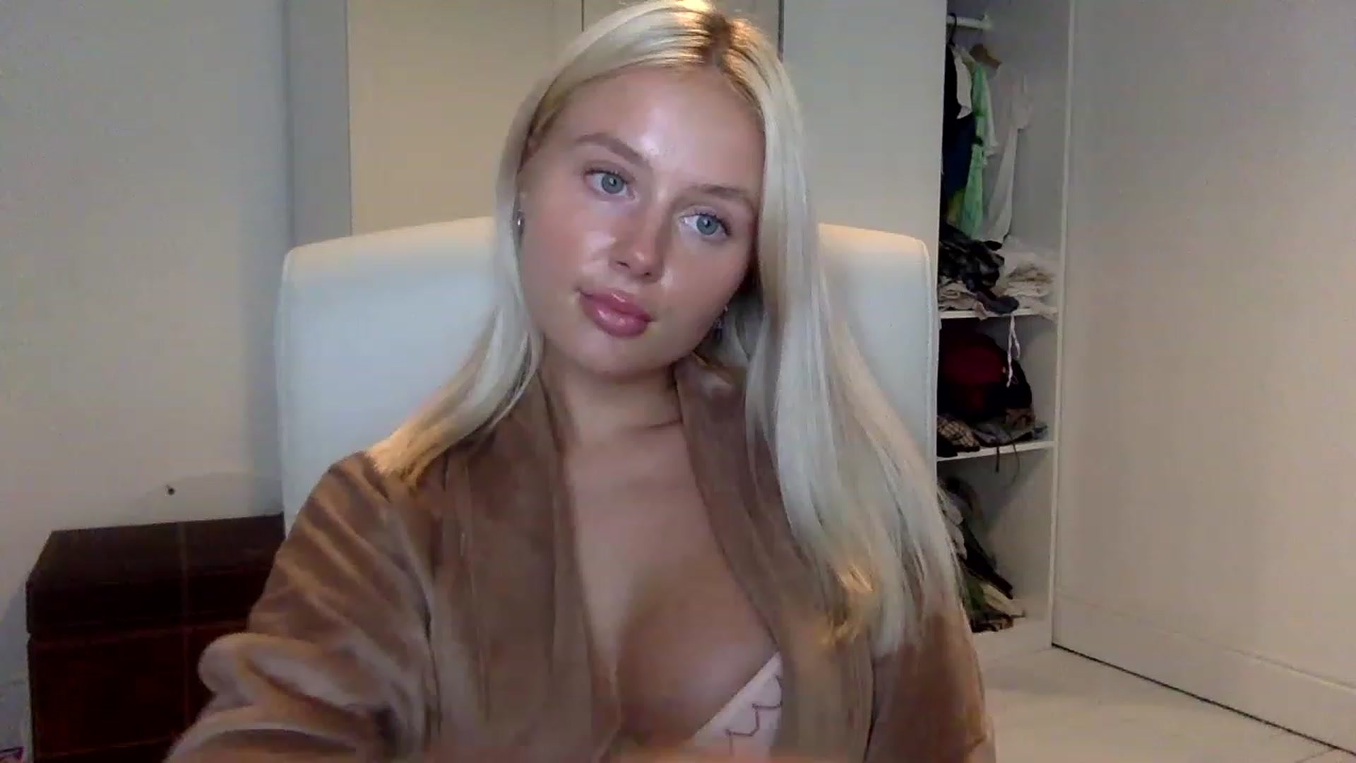 Gallery image thumbnail from BeaSaitou's myfreecams stream on, 01/25/2023, 17:15 image 13 of 20