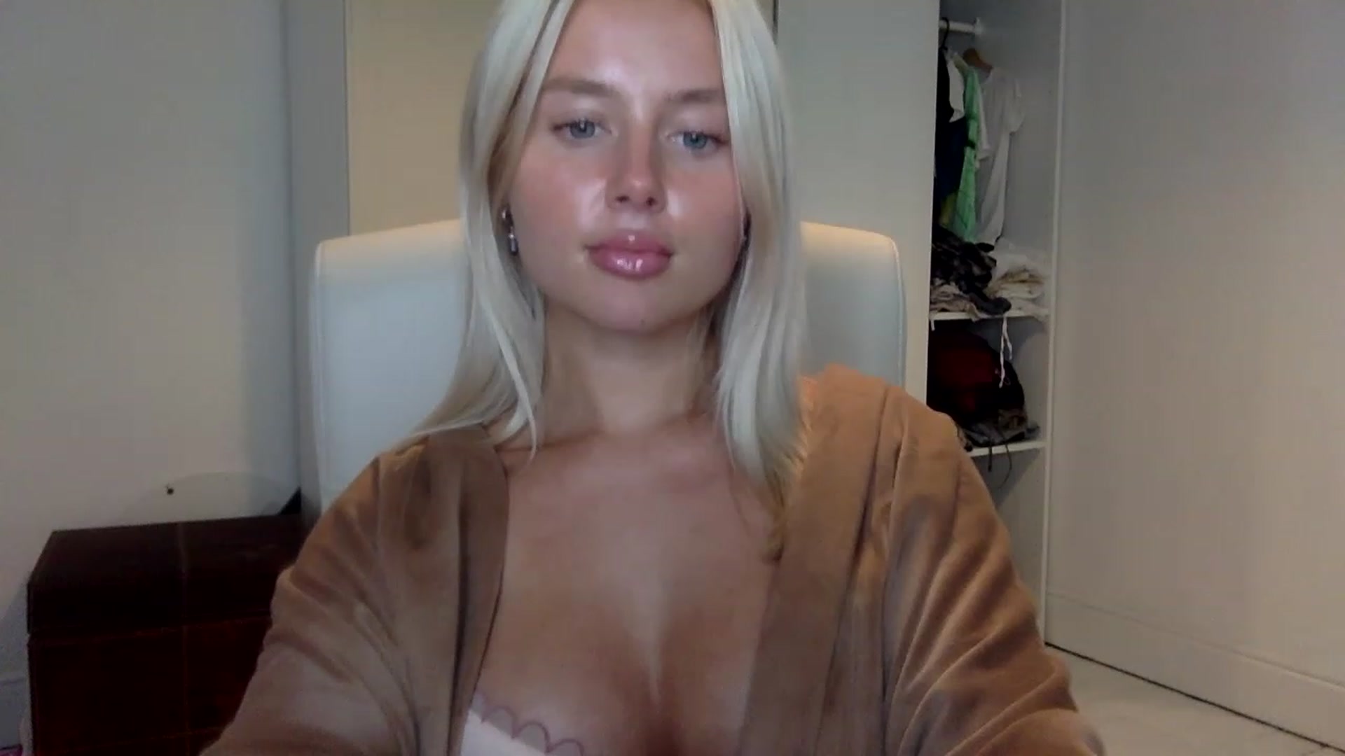 Gallery image thumbnail from BeaSaitou's myfreecams stream on, 01/25/2023, 17:31 image 13 of 20