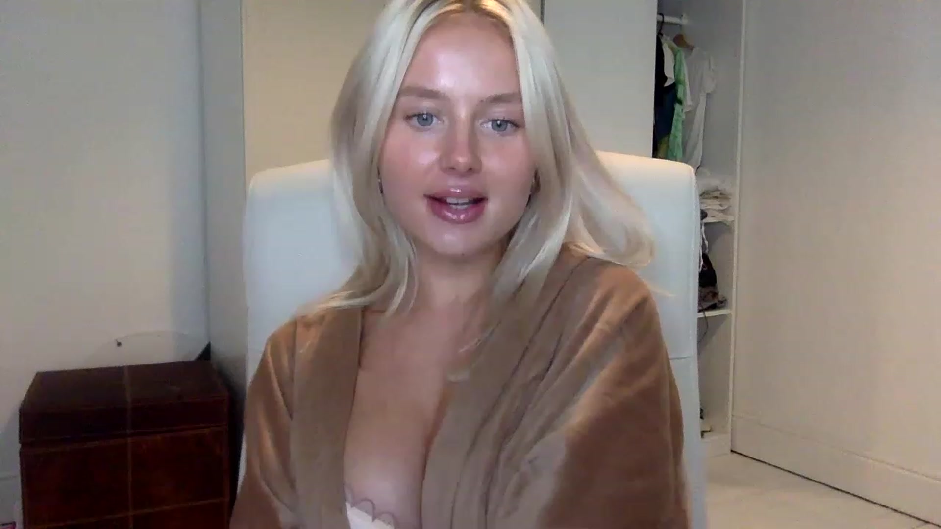 Gallery image thumbnail from BeaSaitou's myfreecams stream on, 01/25/2023, 17:31 image 9 of 20