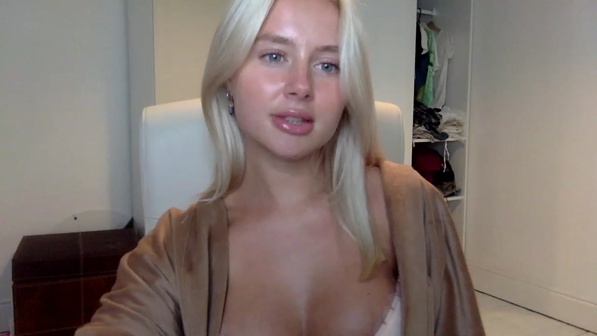 Gallery image thumbnail from BeaSaitou's myfreecams stream on, 01/25/2023, 17:31 image 15 of 20