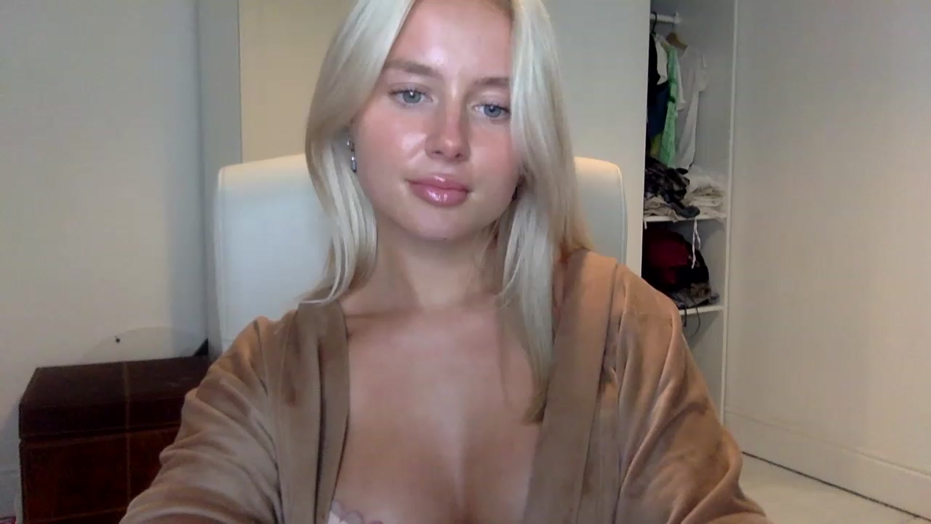 Gallery image thumbnail from BeaSaitou's myfreecams stream on, 01/25/2023, 17:31 image 16 of 20