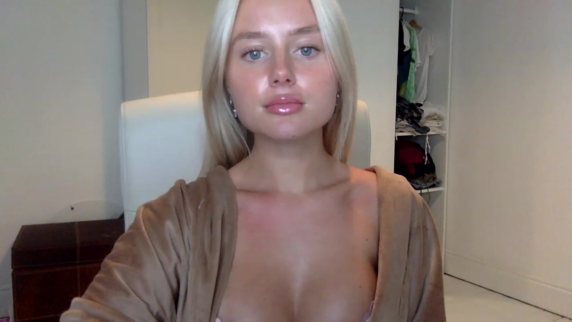 Gallery image thumbnail from BeaSaitou's myfreecams stream on, 01/25/2023, 17:31 image 17 of 20