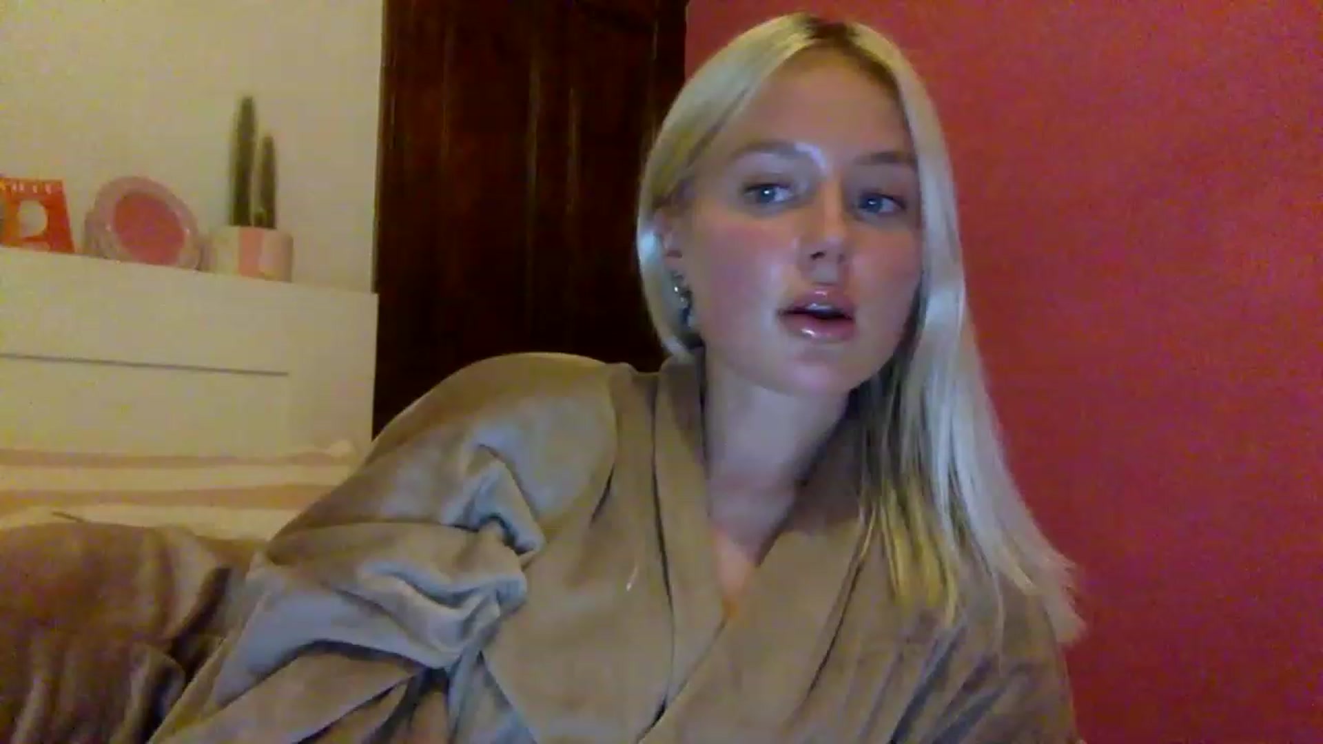 Gallery image thumbnail from BeaSaitou's myfreecams stream on, 01/25/2023, 20:43 image 1 of 20