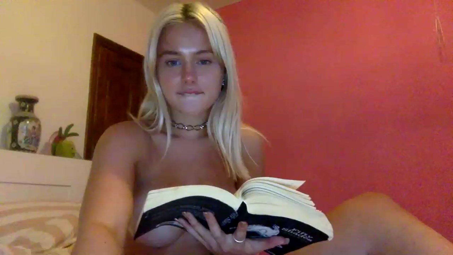 Gallery image thumbnail from BeaSaitou's myfreecams stream on, 02/15/2023, 17:23 image 17 of 20
