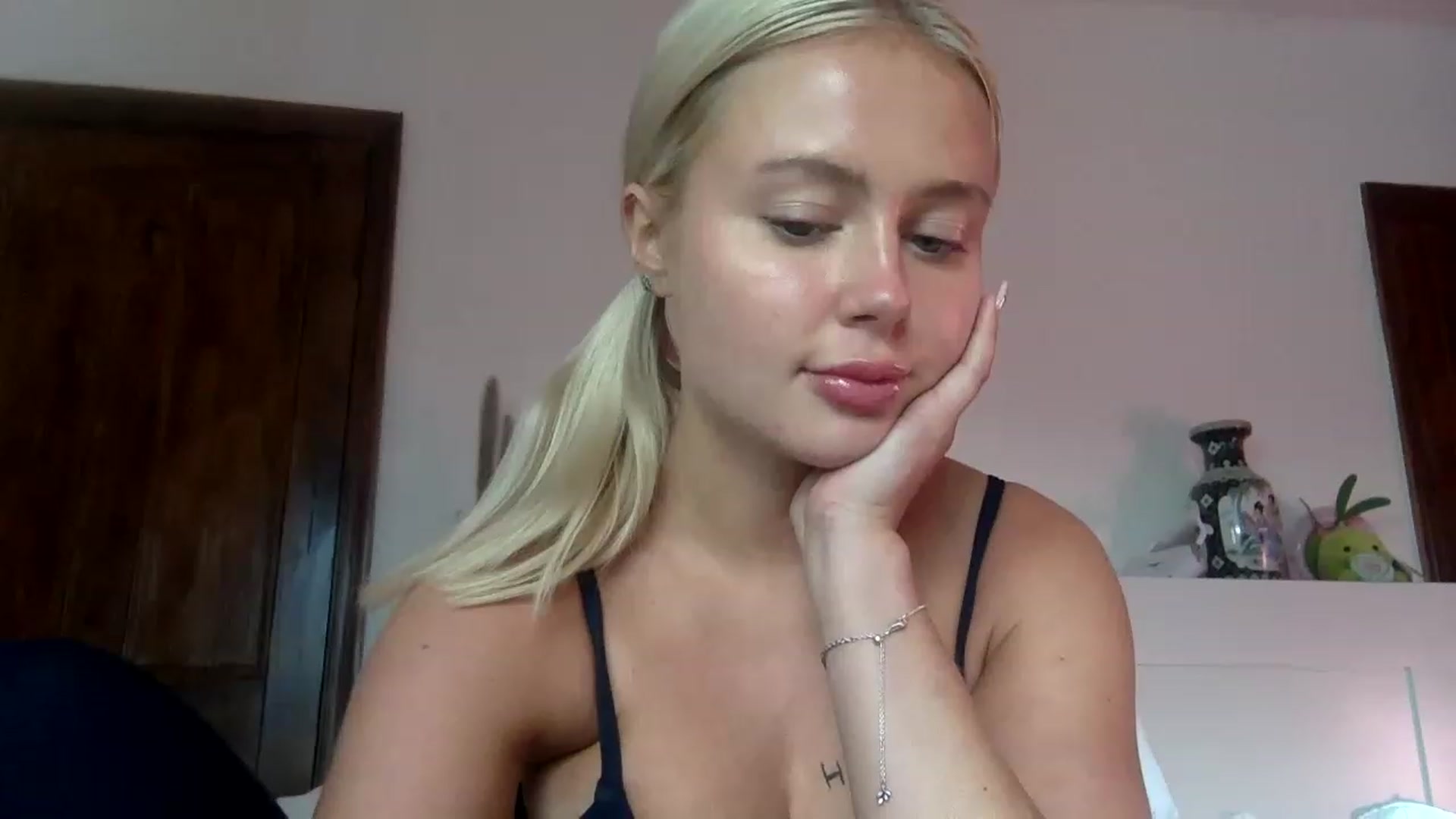 Gallery image thumbnail from BeaSaitou's myfreecams stream on, 02/20/2023, 16:00 image 5 of 20