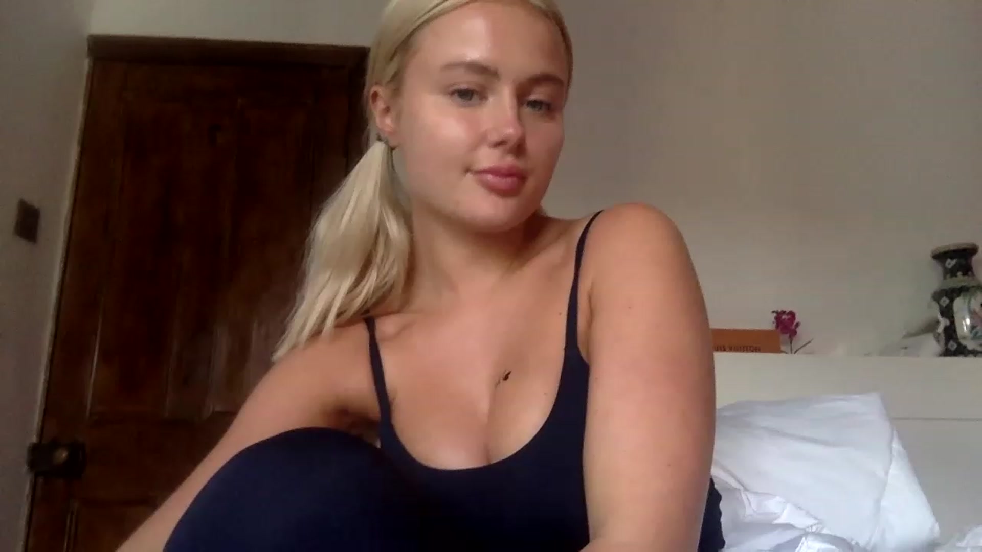 Gallery image thumbnail from BeaSaitou's myfreecams stream on, 02/20/2023, 16:00 image 19 of 20