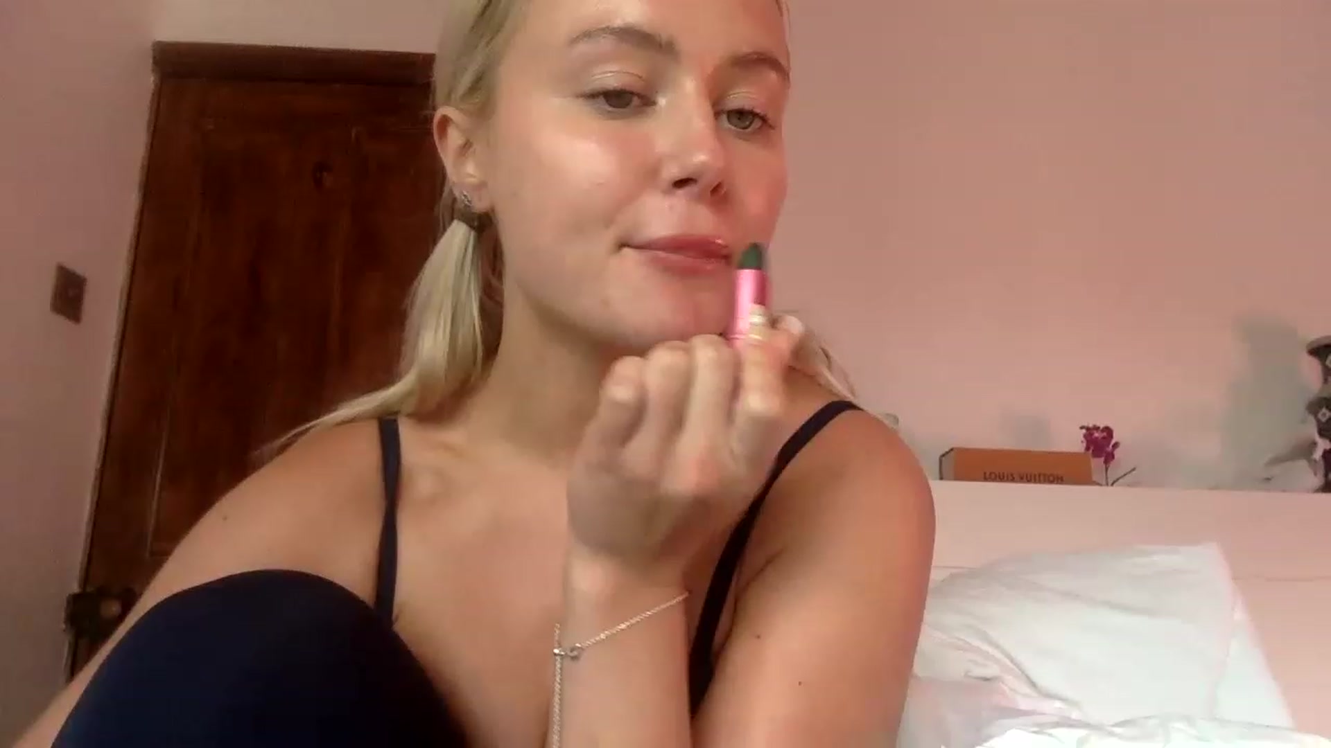 Gallery image thumbnail from BeaSaitou's myfreecams stream on, 02/20/2023, 16:00 image 3 of 20