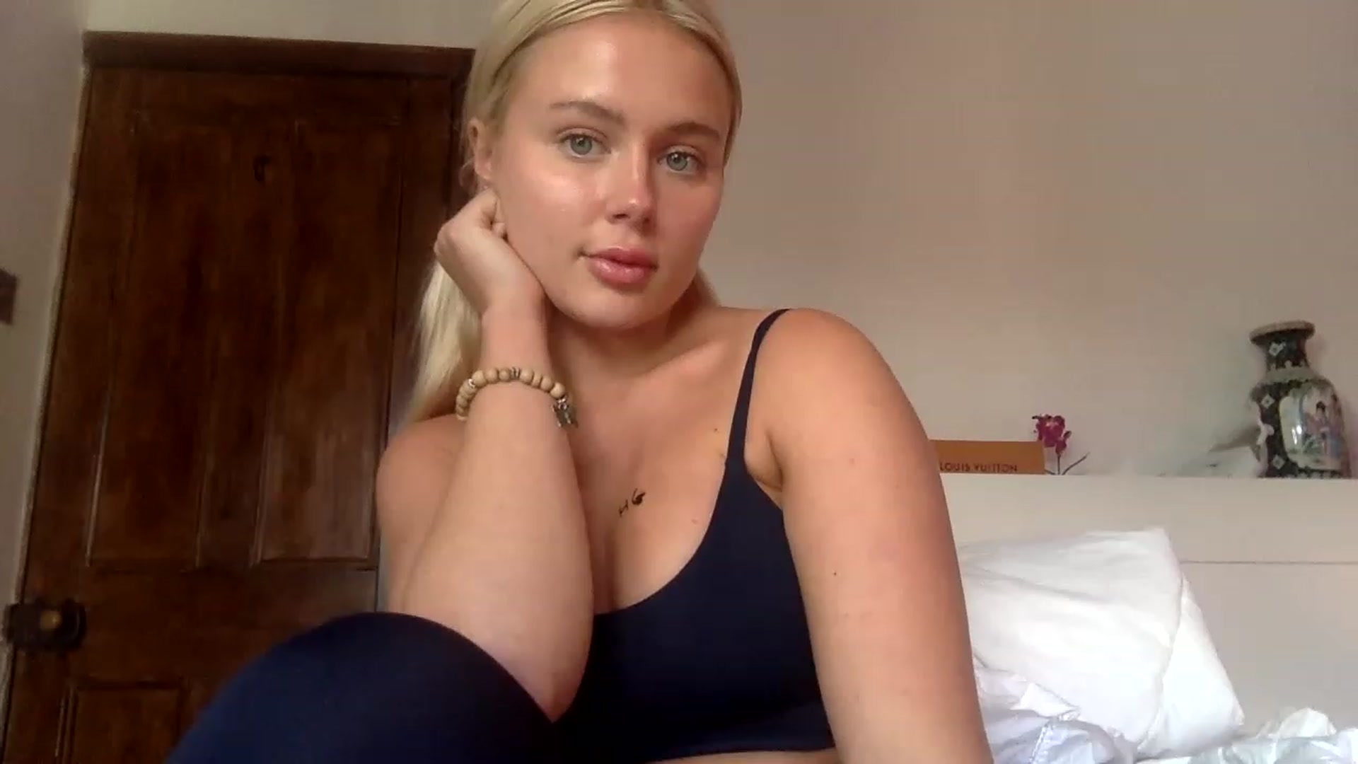 Gallery image thumbnail from BeaSaitou's myfreecams stream on, 02/20/2023, 16:00 image 14 of 20