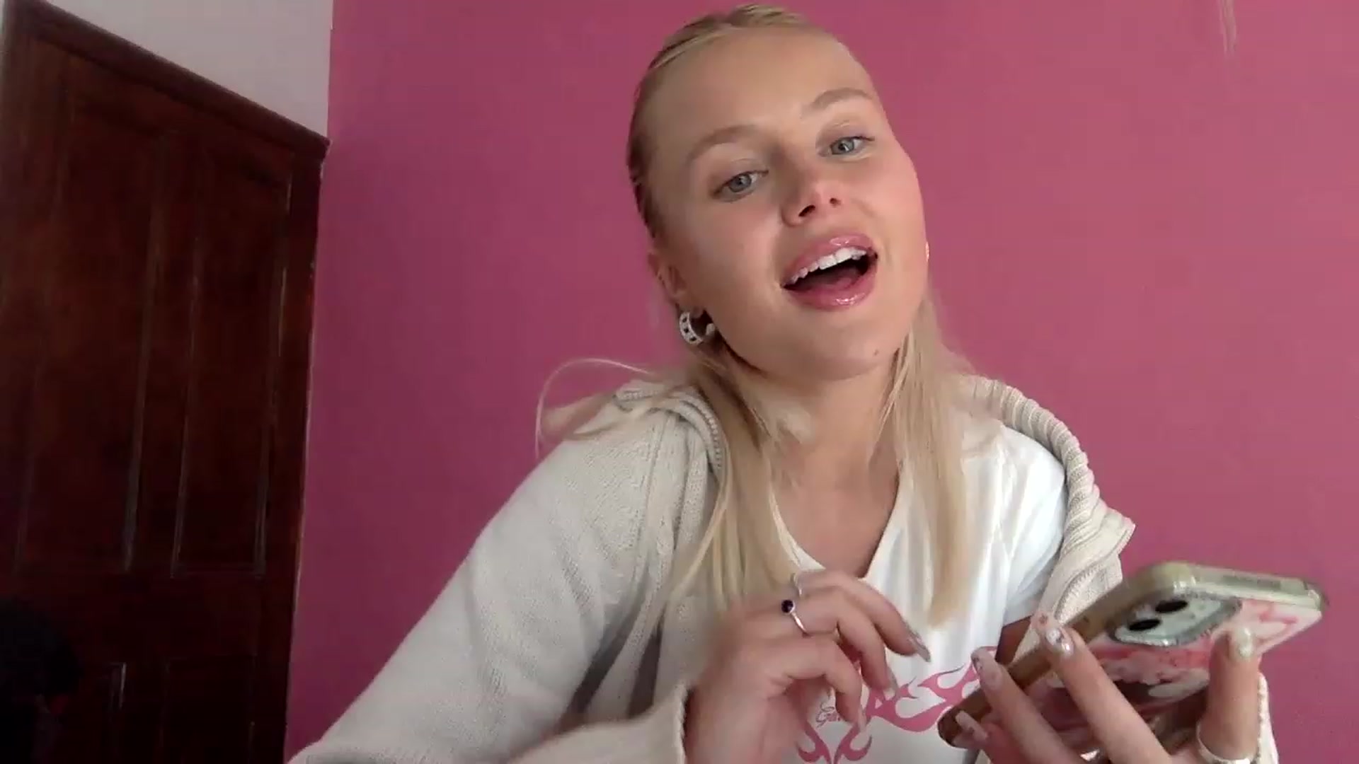 Gallery image thumbnail from BeaSaitou's myfreecams stream on, 02/22/2023, 16:17 image 3 of 20