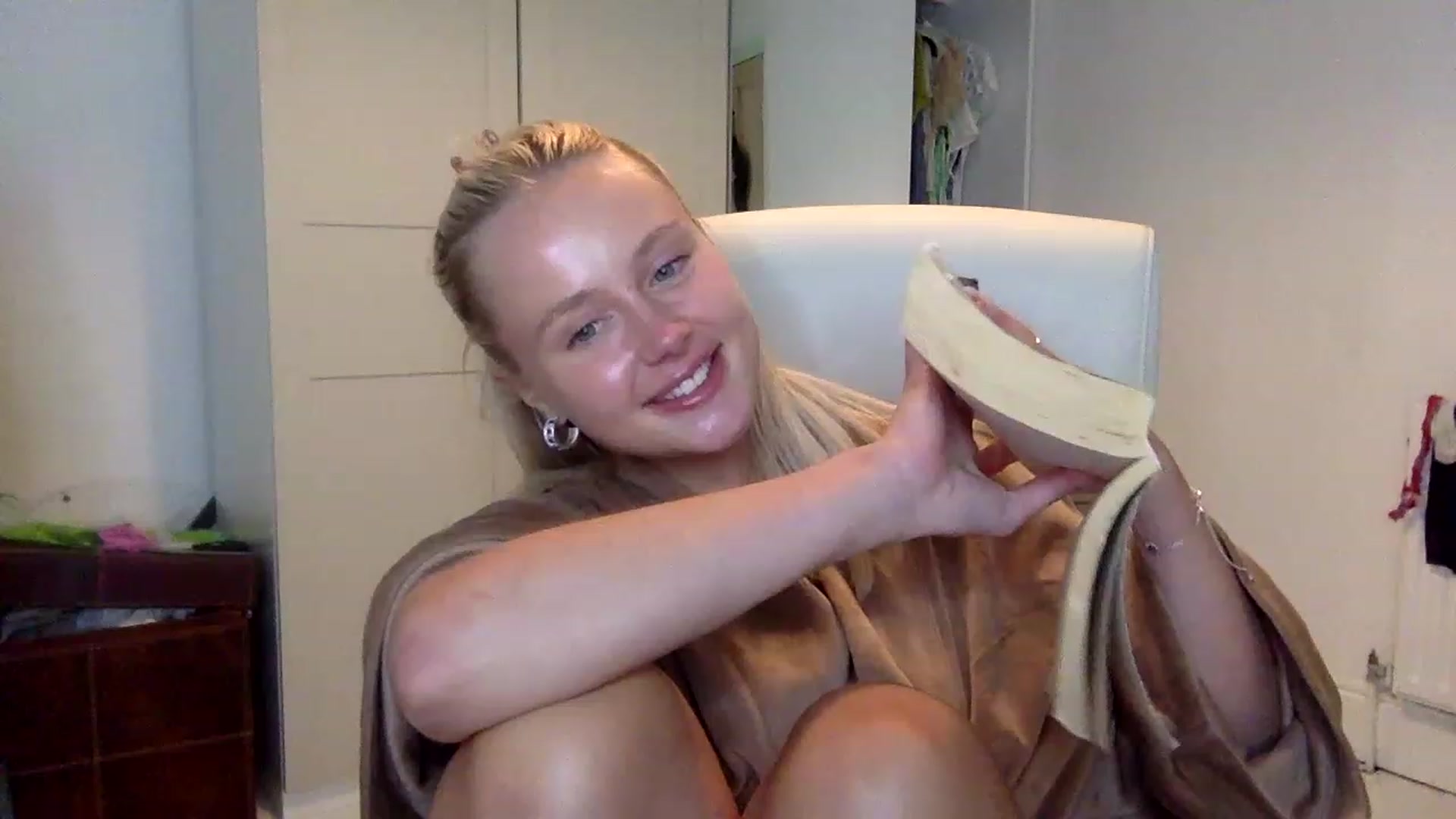 Gallery image thumbnail from BeaSaitou's myfreecams stream on, 02/22/2023, 22:00 image 13 of 20