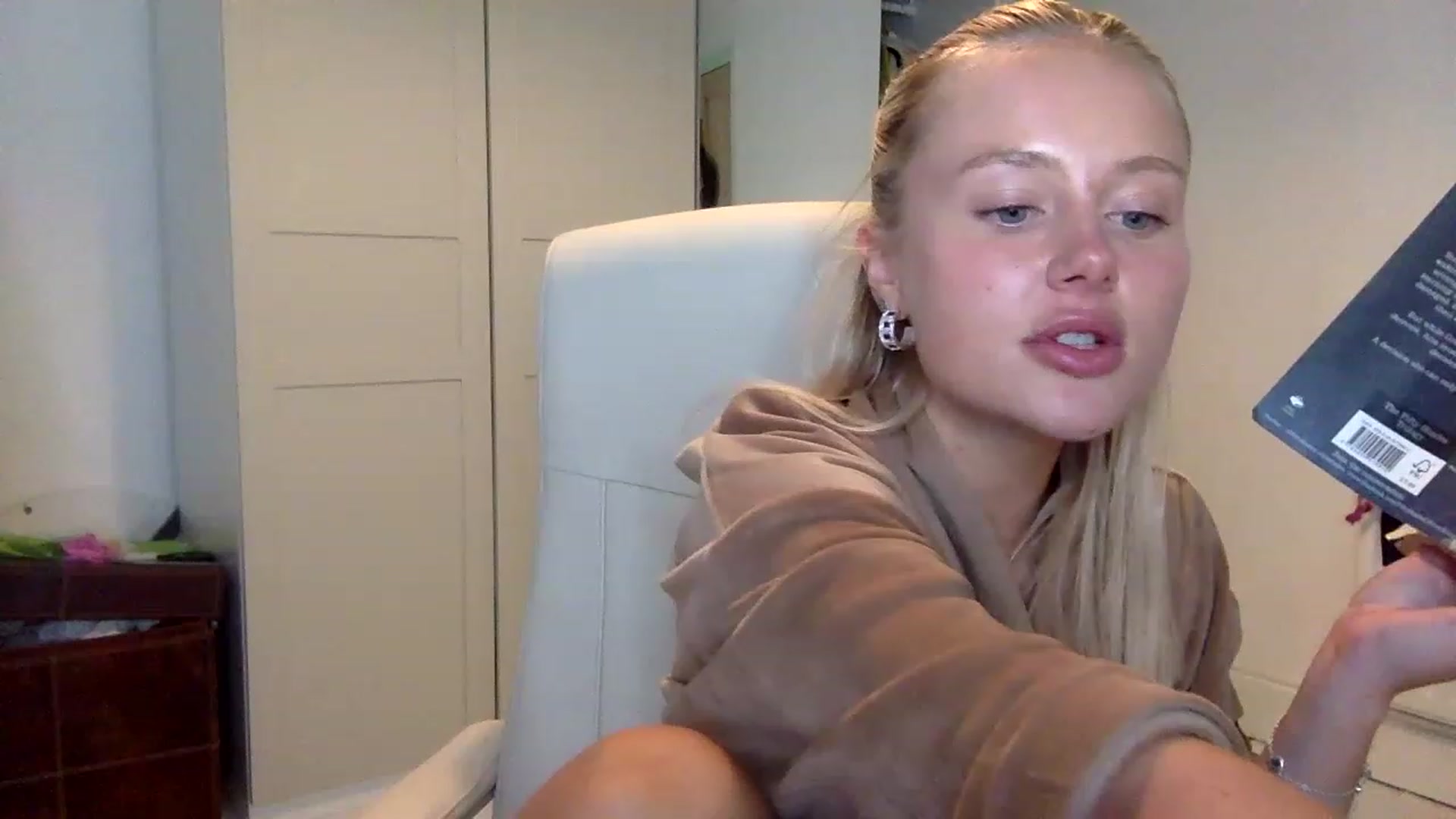 Gallery image thumbnail from BeaSaitou's myfreecams stream on, 02/22/2023, 22:00 image 15 of 20