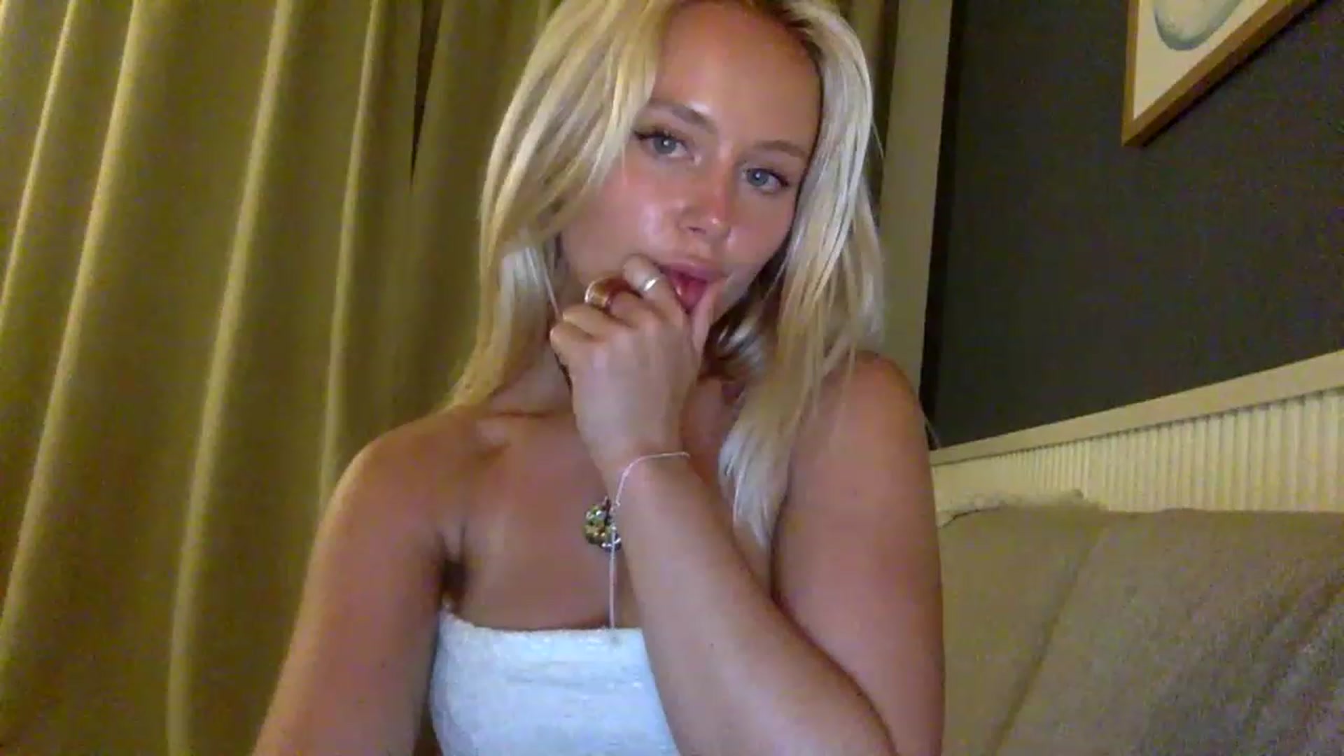 Gallery image thumbnail from BeaSaitou's myfreecams stream on, 03/02/2023, 23:47 image 10 of 20