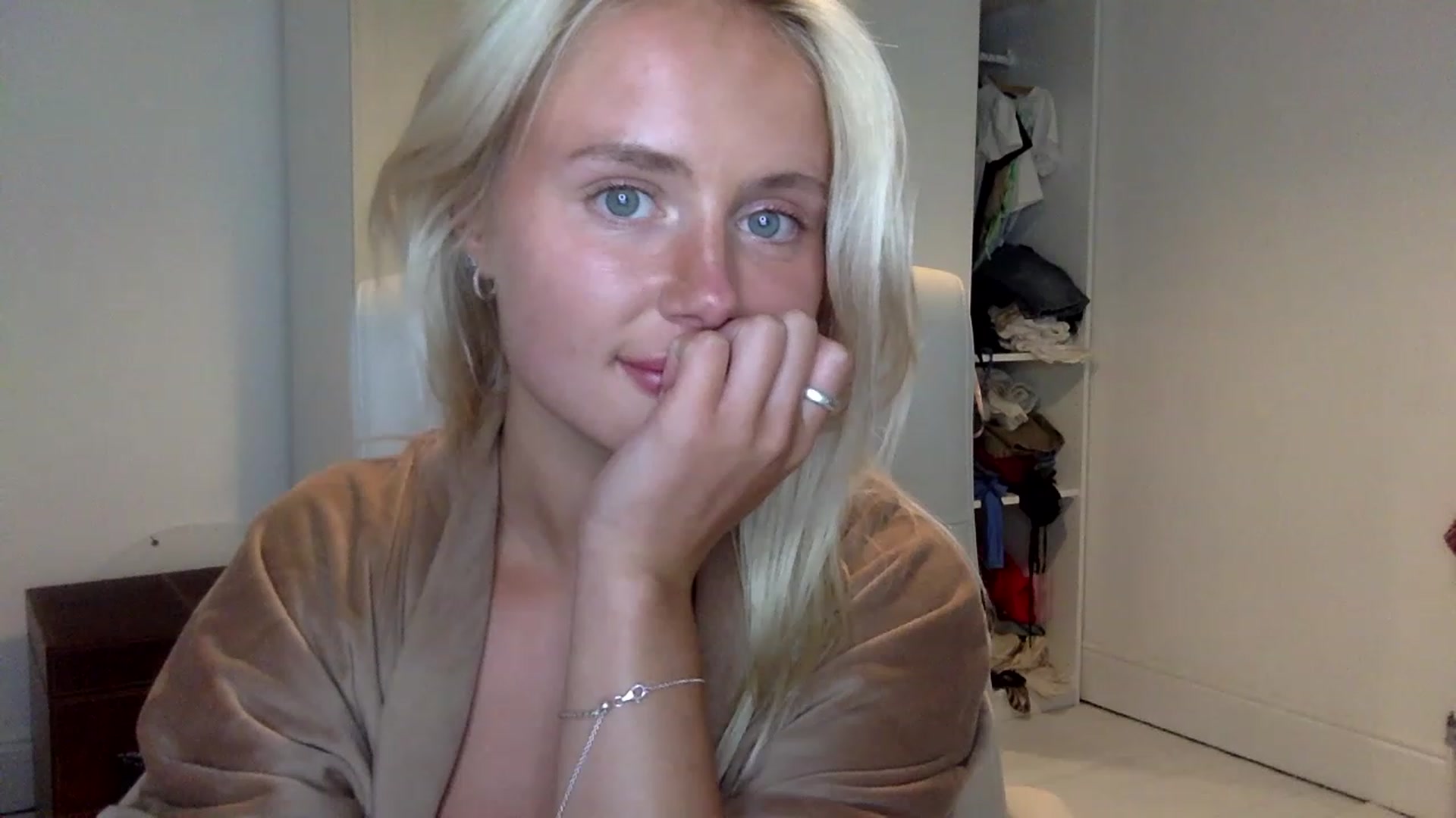 Gallery image thumbnail from BeaSaitou's myfreecams stream on, 03/06/2023, 21:47 image 18 of 20