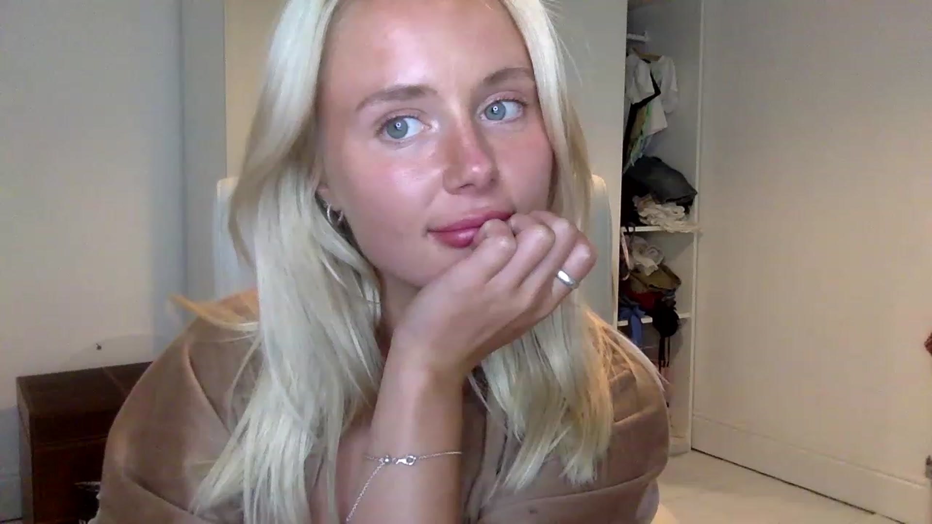 Gallery image thumbnail from BeaSaitou's myfreecams stream on, 03/06/2023, 21:47 image 19 of 20