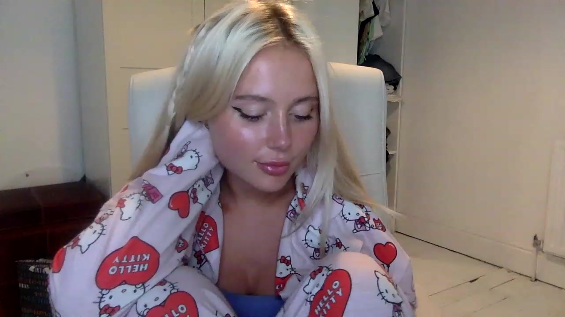 Gallery image thumbnail from BeaSaitou's myfreecams stream on, 03/07/2023, 20:53 image 12 of 20