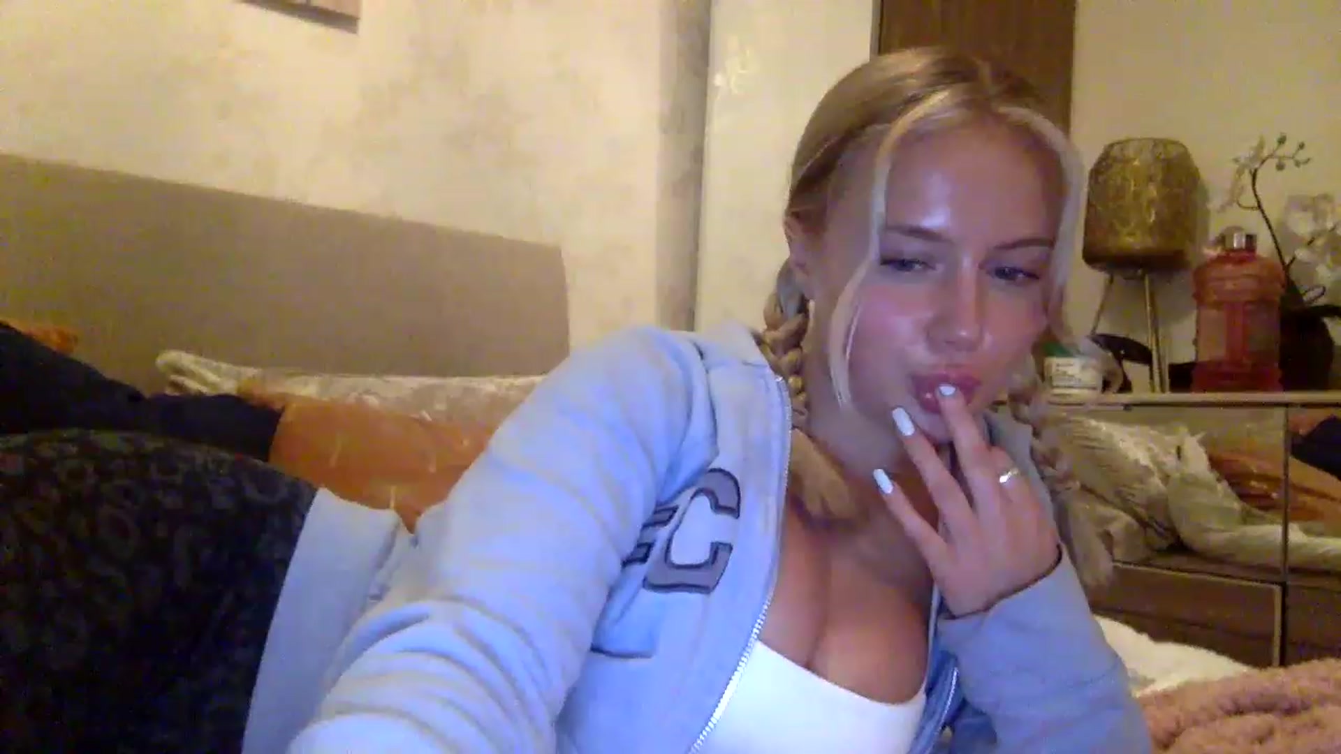 Gallery image thumbnail from BeaSaitou's myfreecams stream on, 03/28/2023, 19:46 image 15 of 20