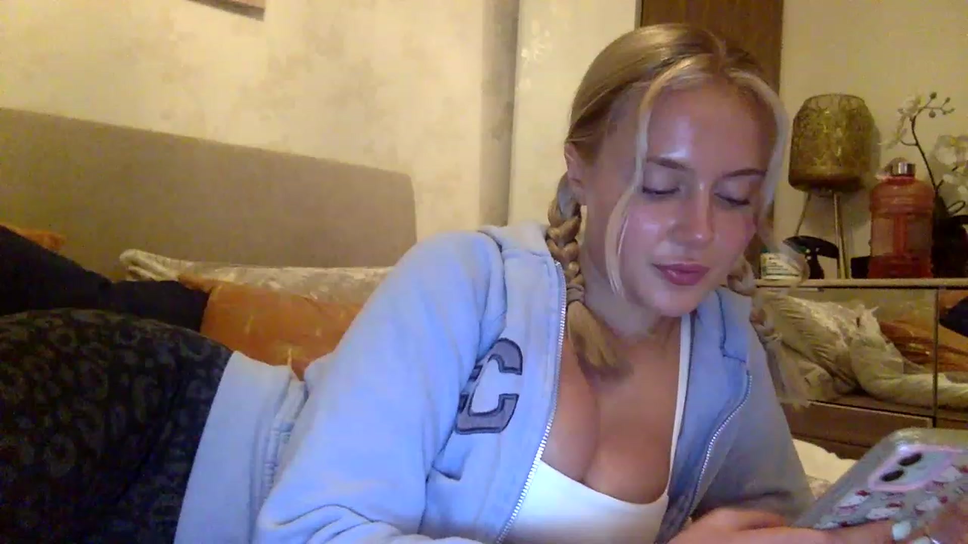 Gallery image thumbnail from BeaSaitou's myfreecams stream on, 03/28/2023, 19:46 image 16 of 20