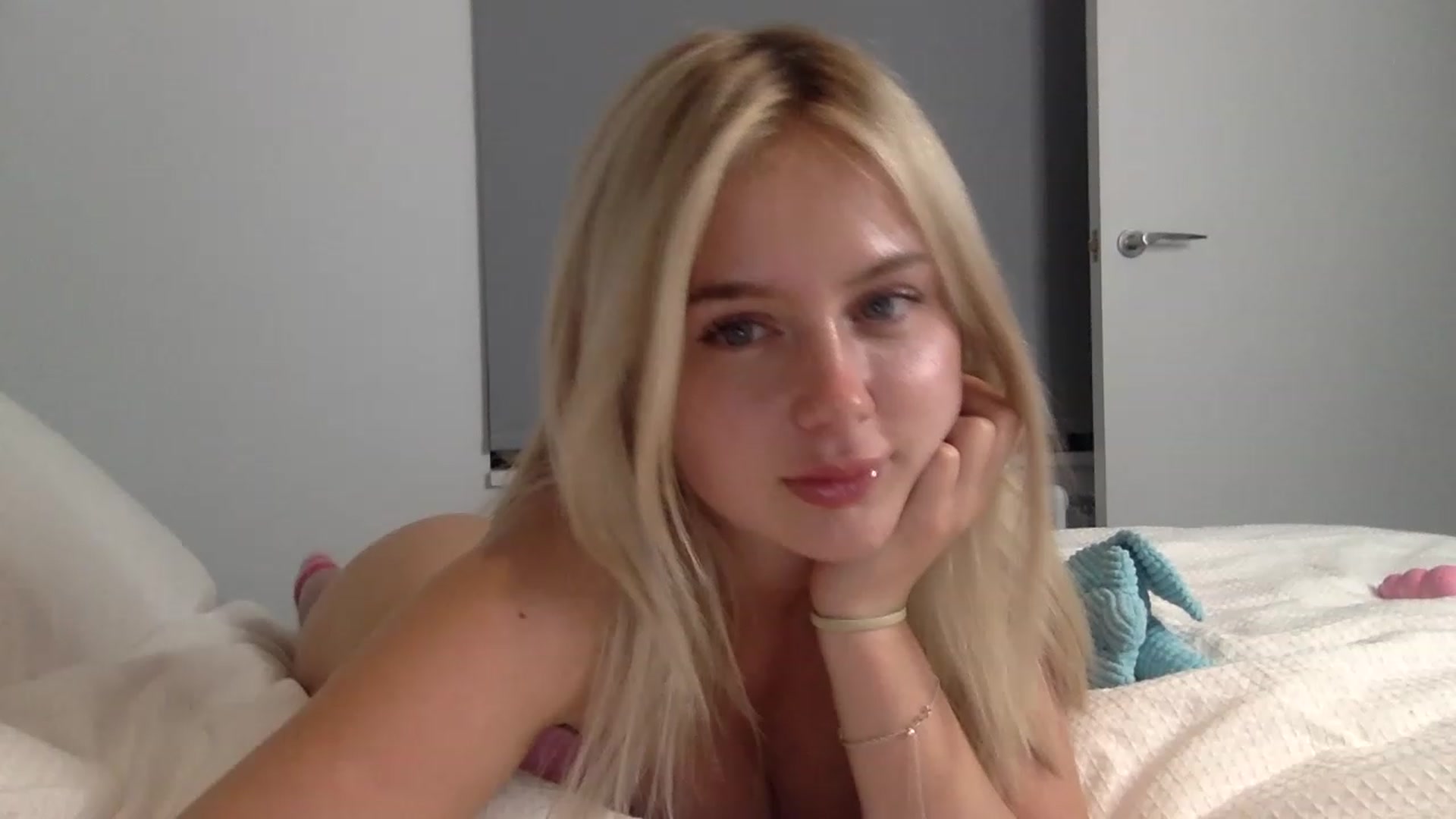 Gallery image thumbnail from BeaSaitou's myfreecams stream on, 04/18/2023, 24:01 image 8 of 20