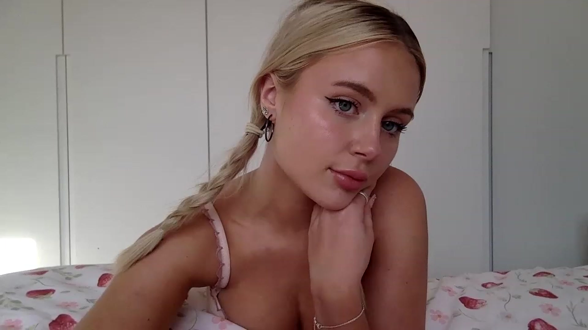 Gallery image thumbnail from BeaSaitou's myfreecams stream on, 05/03/2023, 17:29 image 3 of 20