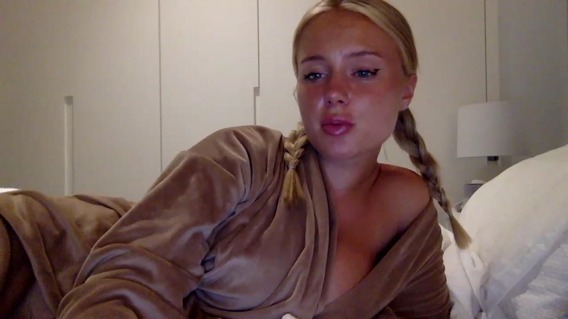 Gallery image thumbnail from BeaSaitou's myfreecams stream on, 07/24/2023, 22:29 image 7 of 20