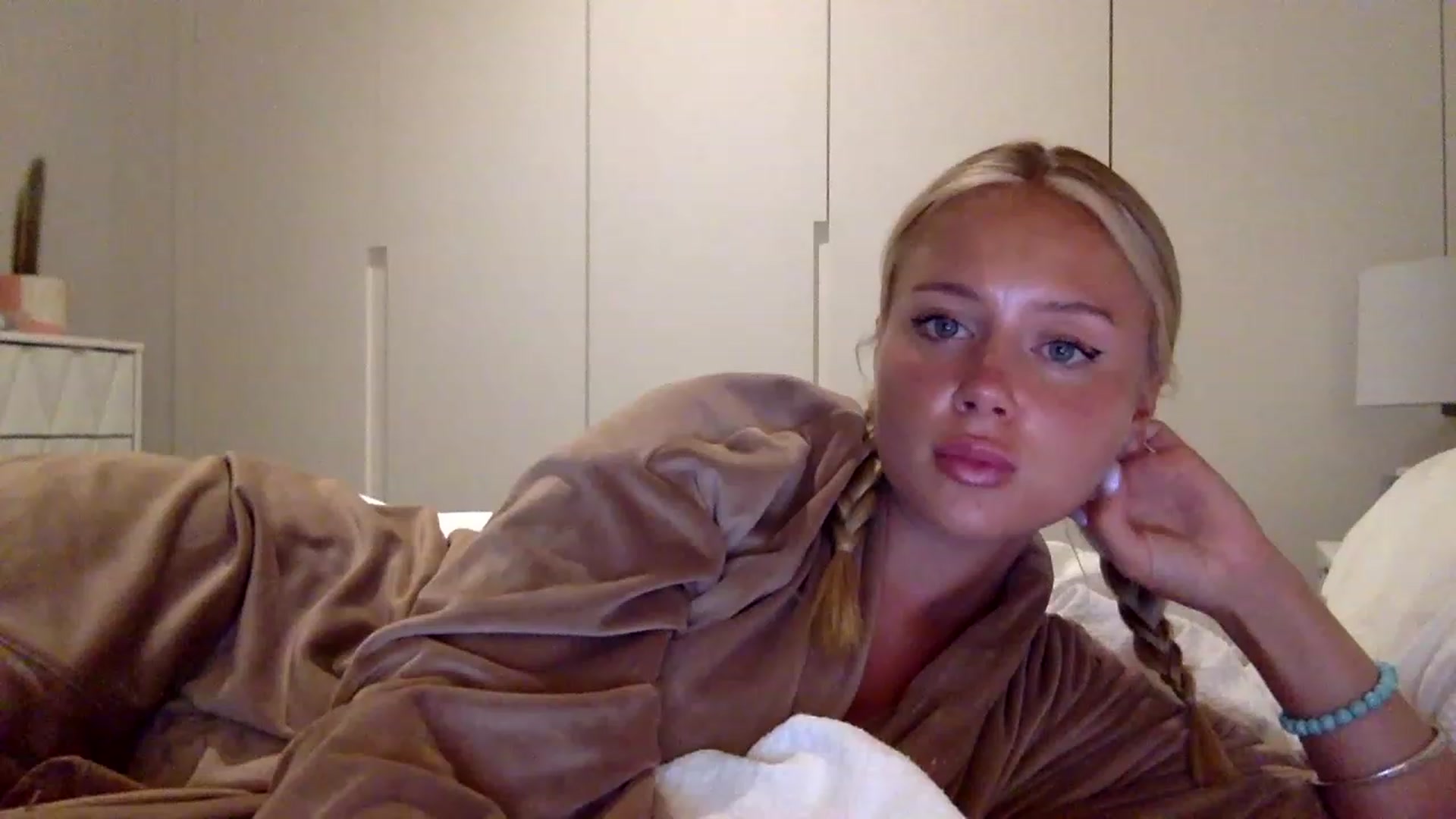 Gallery image thumbnail from BeaSaitou's myfreecams stream on, 07/25/2023, 24:03 image 15 of 20