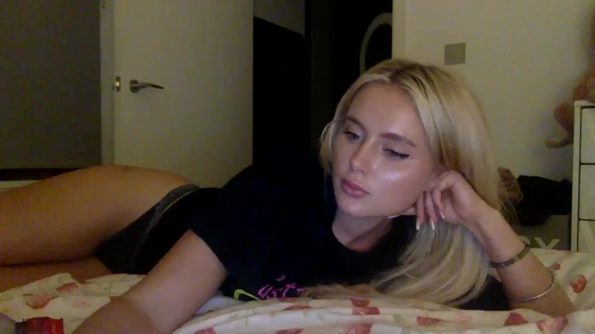 Gallery image thumbnail from BeaSaitou's myfreecams stream on, 10/03/2023, 20:17 image 14 of 20
