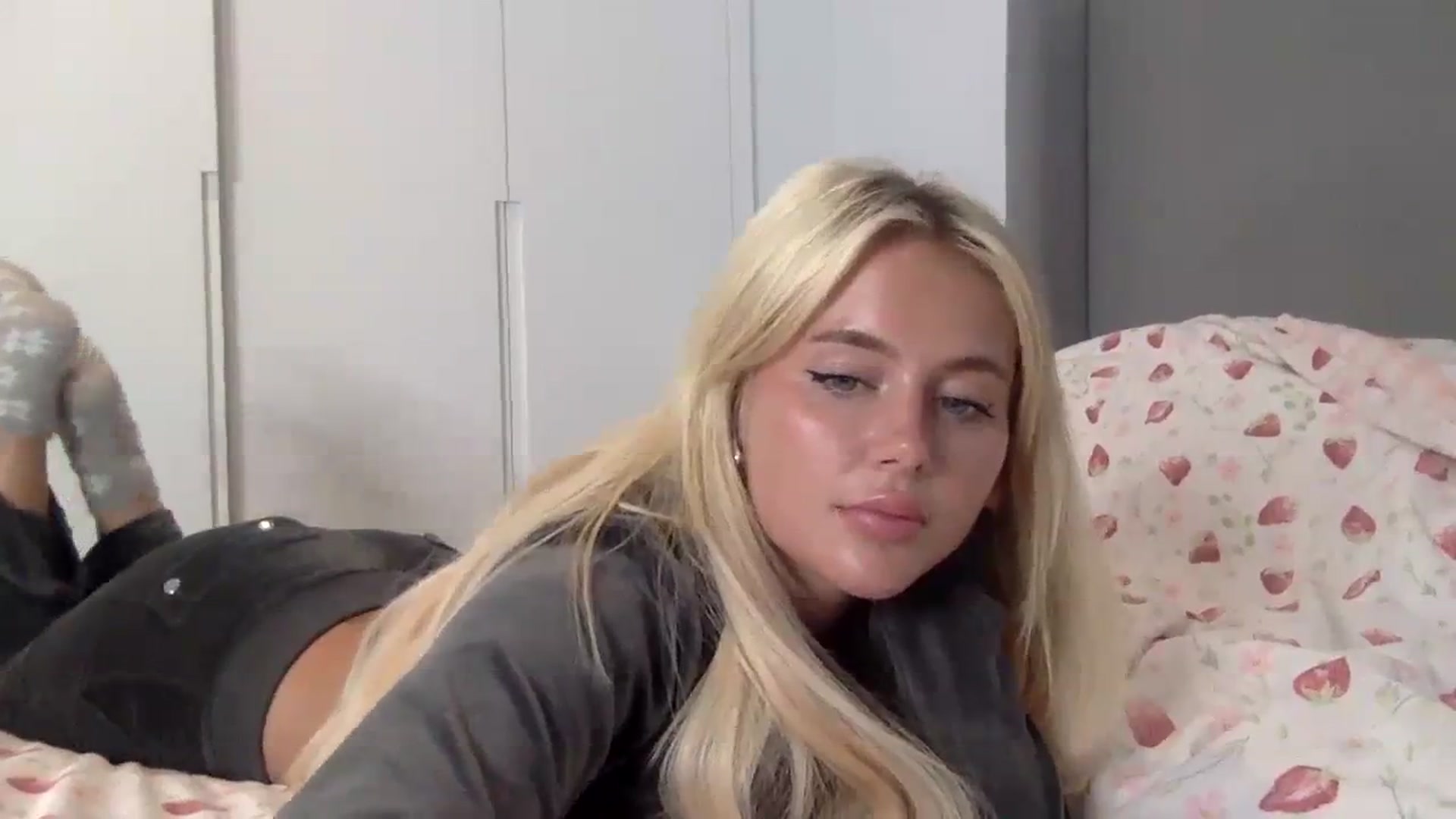 Gallery image thumbnail from BeaSaitou's myfreecams stream on, 10/16/2023, 17:40 image 10 of 20