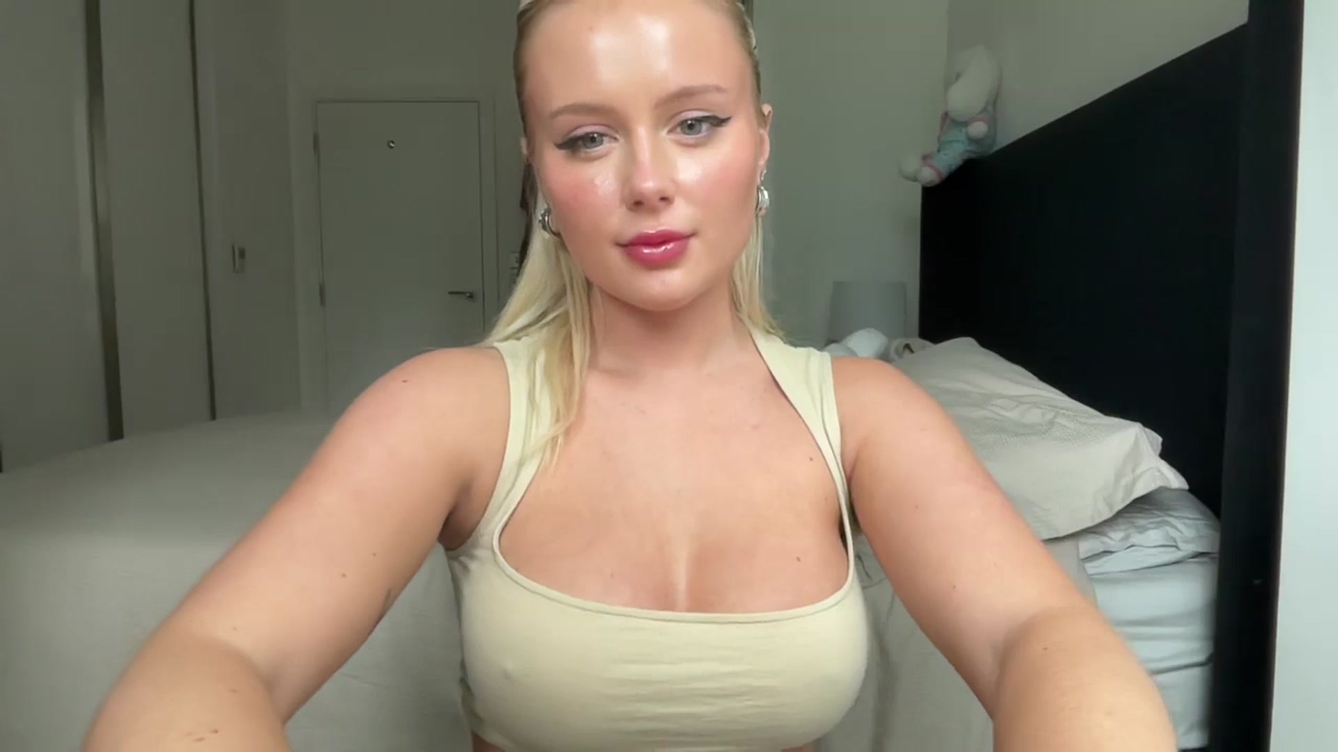 Gallery image thumbnail from BeaSaitou's myfreecams stream on, 05/02/2024, 15:42 image 6 of 20