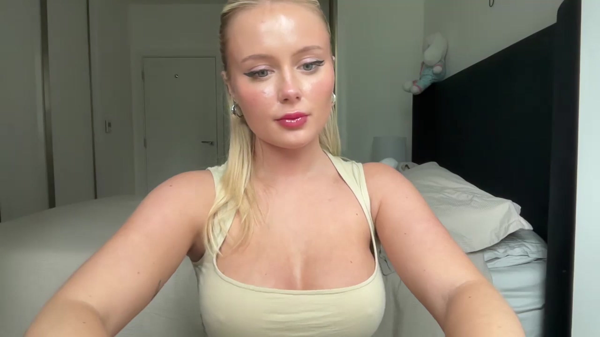 Gallery image thumbnail from BeaSaitou's myfreecams stream on, 05/02/2024, 15:42 image 4 of 20