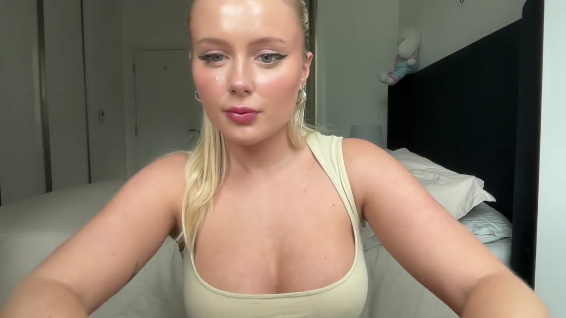 Gallery image thumbnail from BeaSaitou's myfreecams stream on, 05/02/2024, 15:42 image 12 of 20