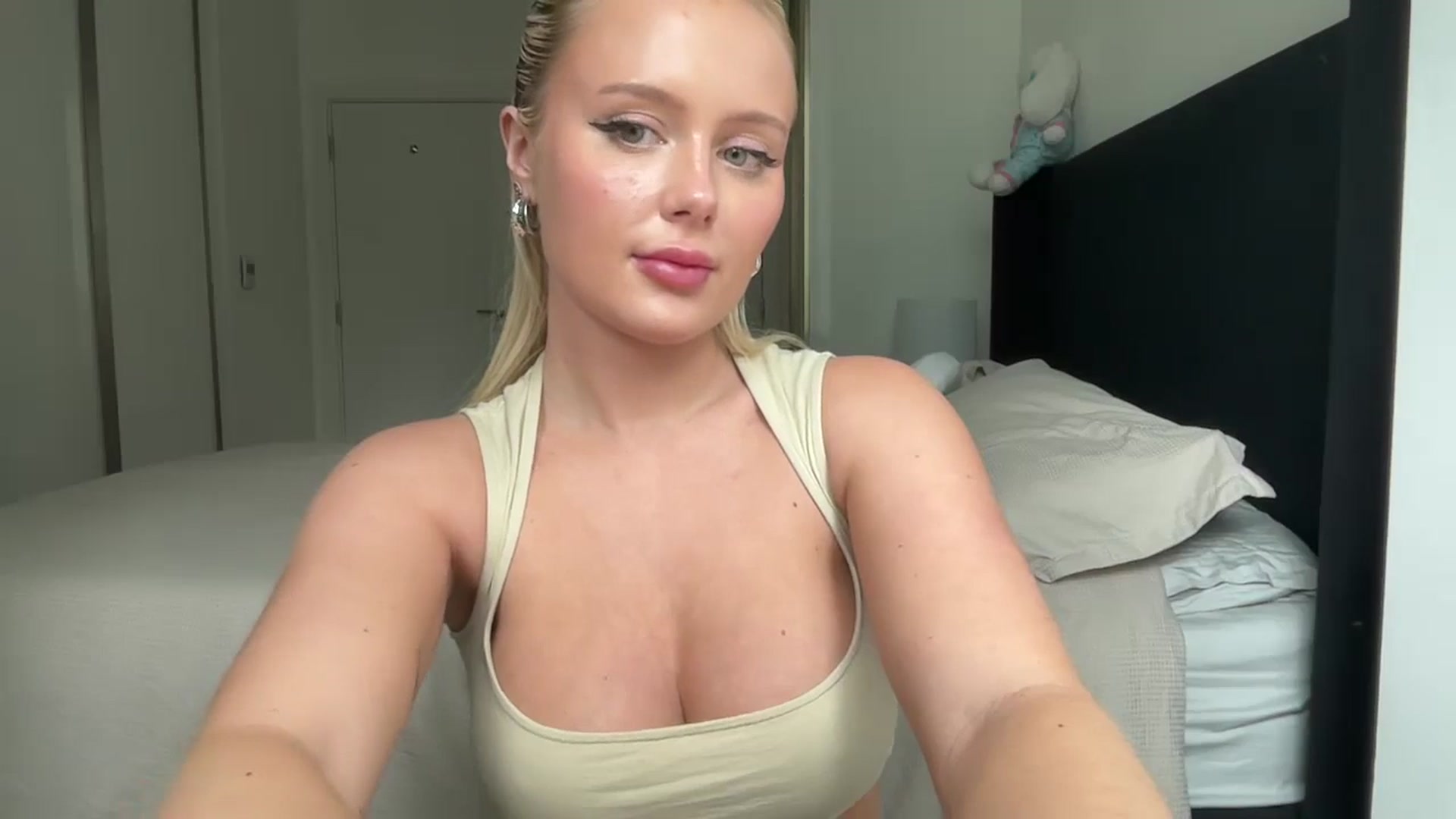 Gallery image thumbnail from BeaSaitou's myfreecams stream on, 05/02/2024, 16:37 image 10 of 20