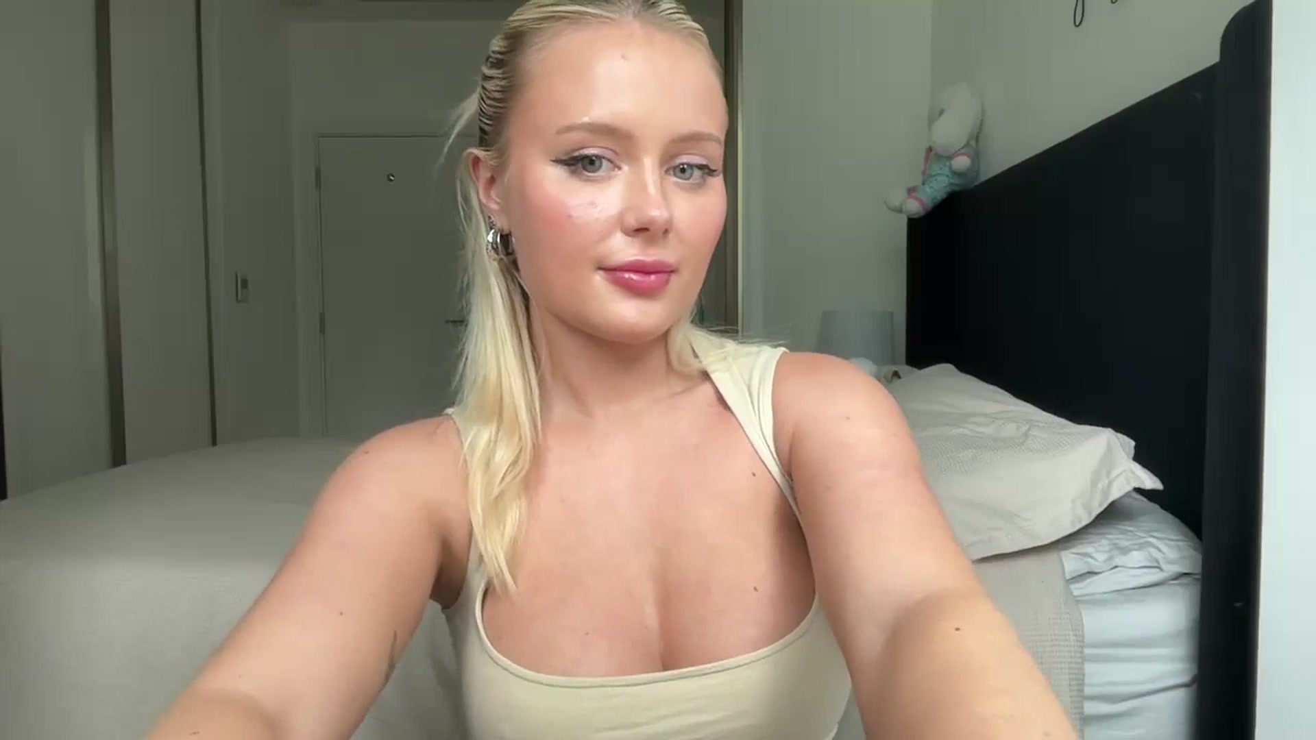 Gallery image thumbnail from BeaSaitou's myfreecams stream on, 05/02/2024, 16:37 image 2 of 20