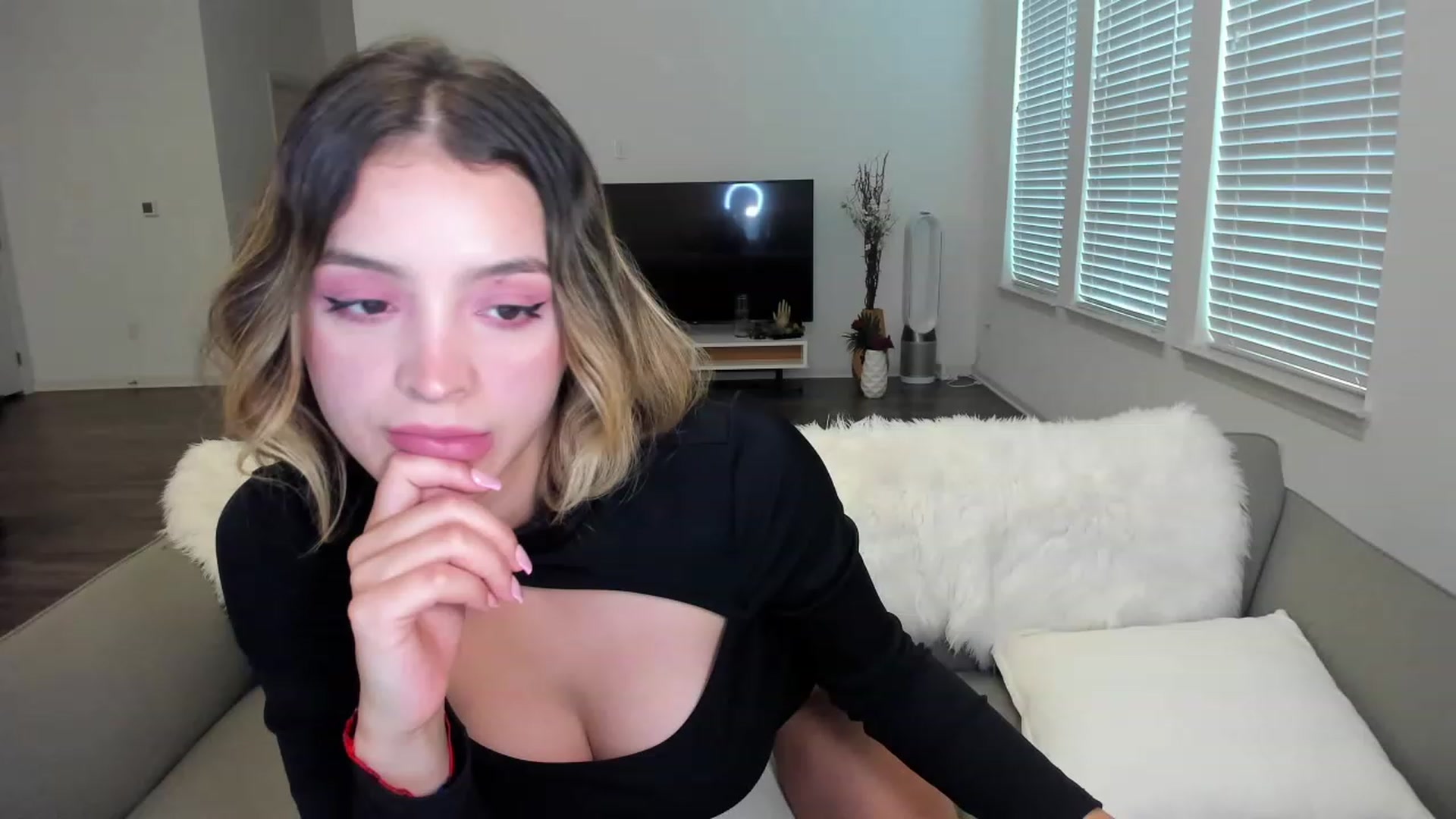 Gallery image thumbnail from BeatrixNova's myfreecams stream on, 08/23/2023, 20:04 image 10 of 20