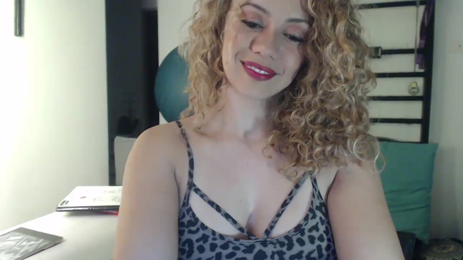 Gallery image thumbnail from Beauty_online's myfreecams stream on, 05/14/2024, 24:00 image 13 of 20