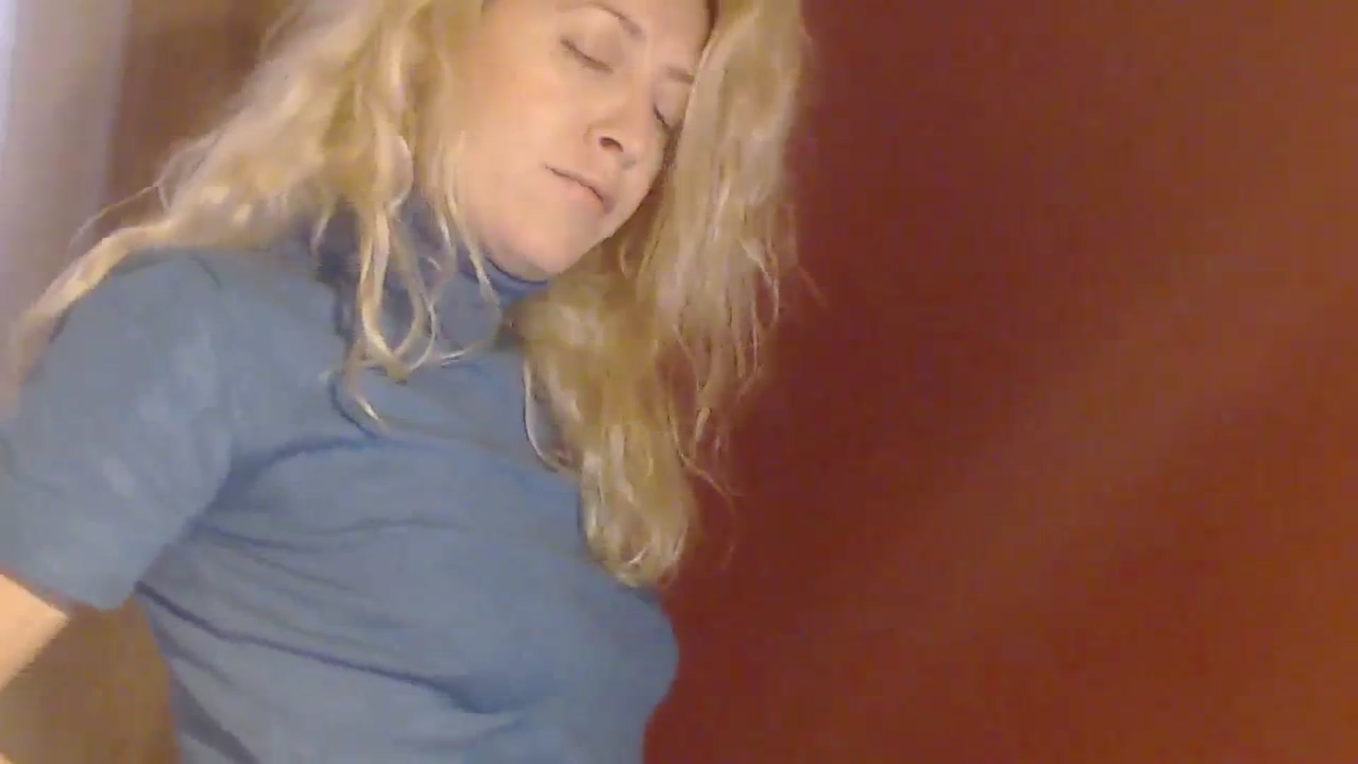 Gallery image thumbnail from BeckyBlue's myfreecams stream on, 12/28/2023, 14:33 image 15 of 20
