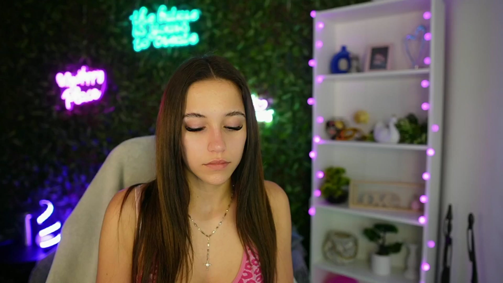Gallery image thumbnail from Becky_Grey's myfreecams stream on, 03/22/2025, 18:40 image 12 of 20